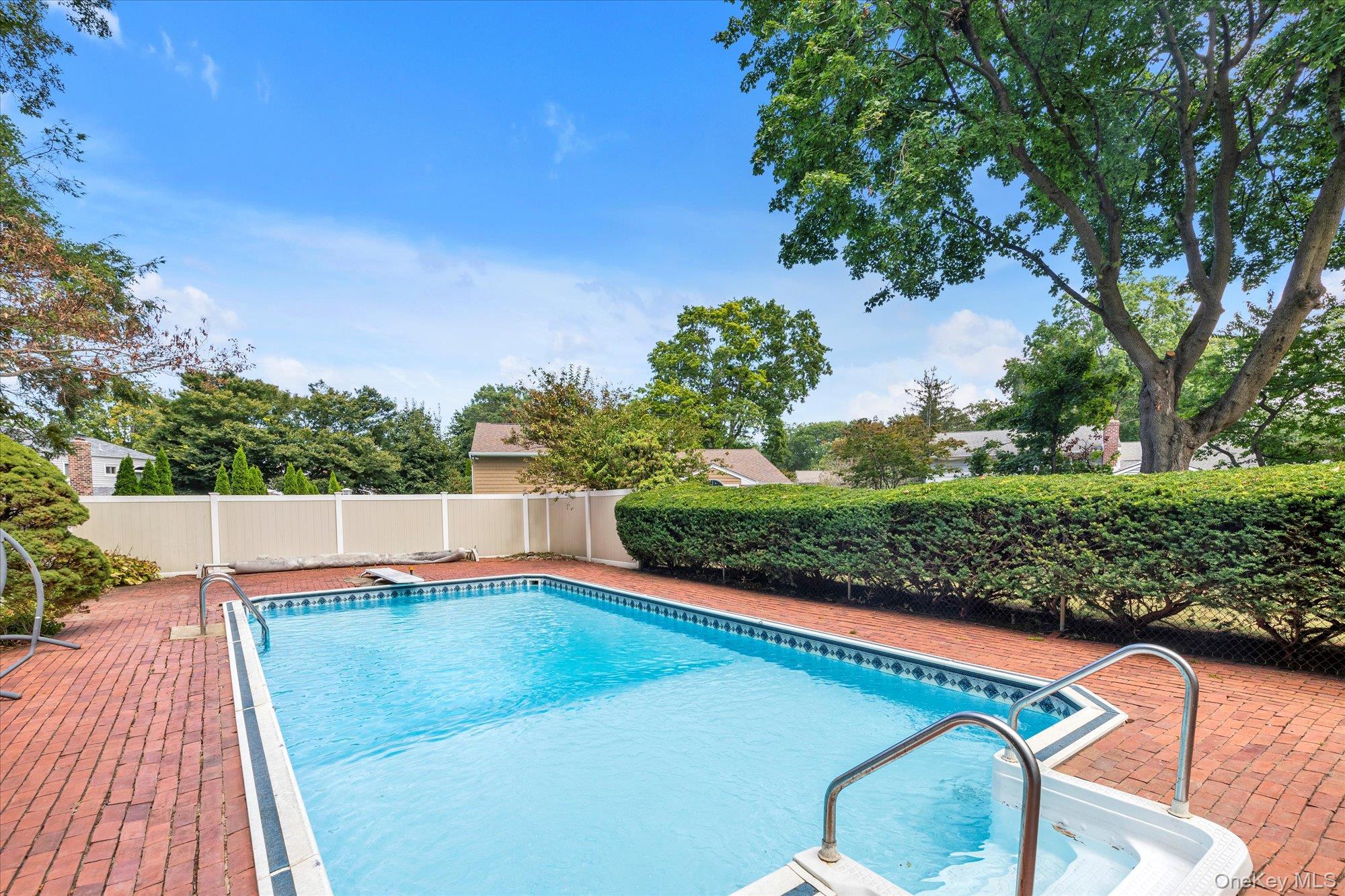 5 Meroke Court, Huntington Station, NY 11746