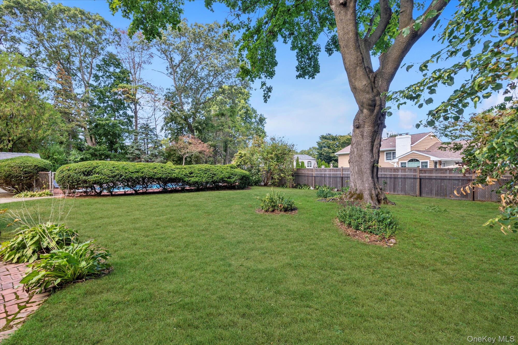 5 Meroke Court, Huntington Station, NY 11746