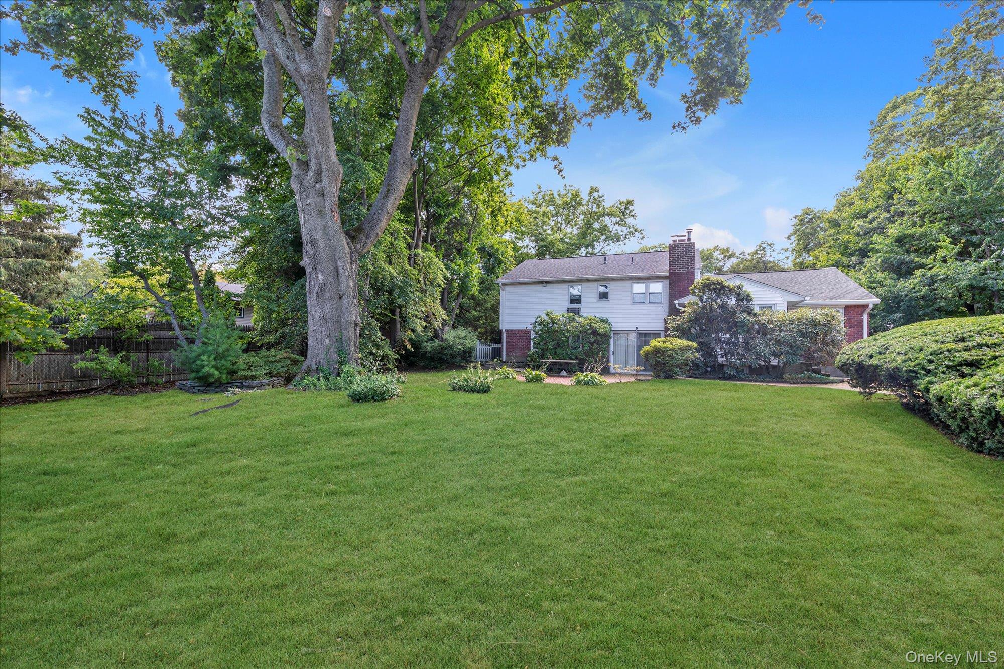 5 Meroke Court, Huntington Station, NY 11746