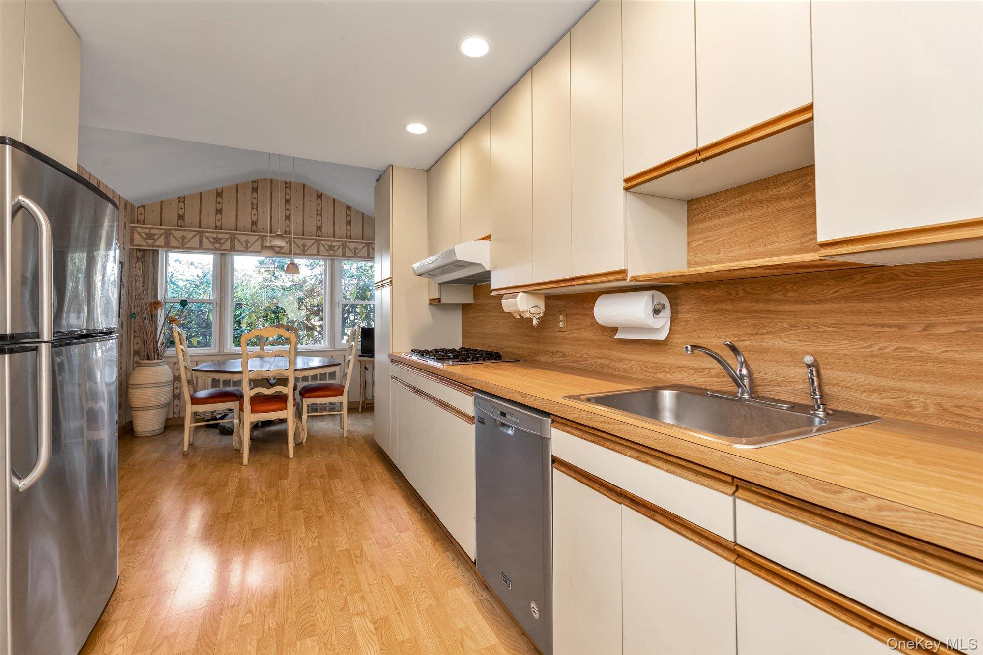 5 Meroke Court, Huntington Station, NY 11746