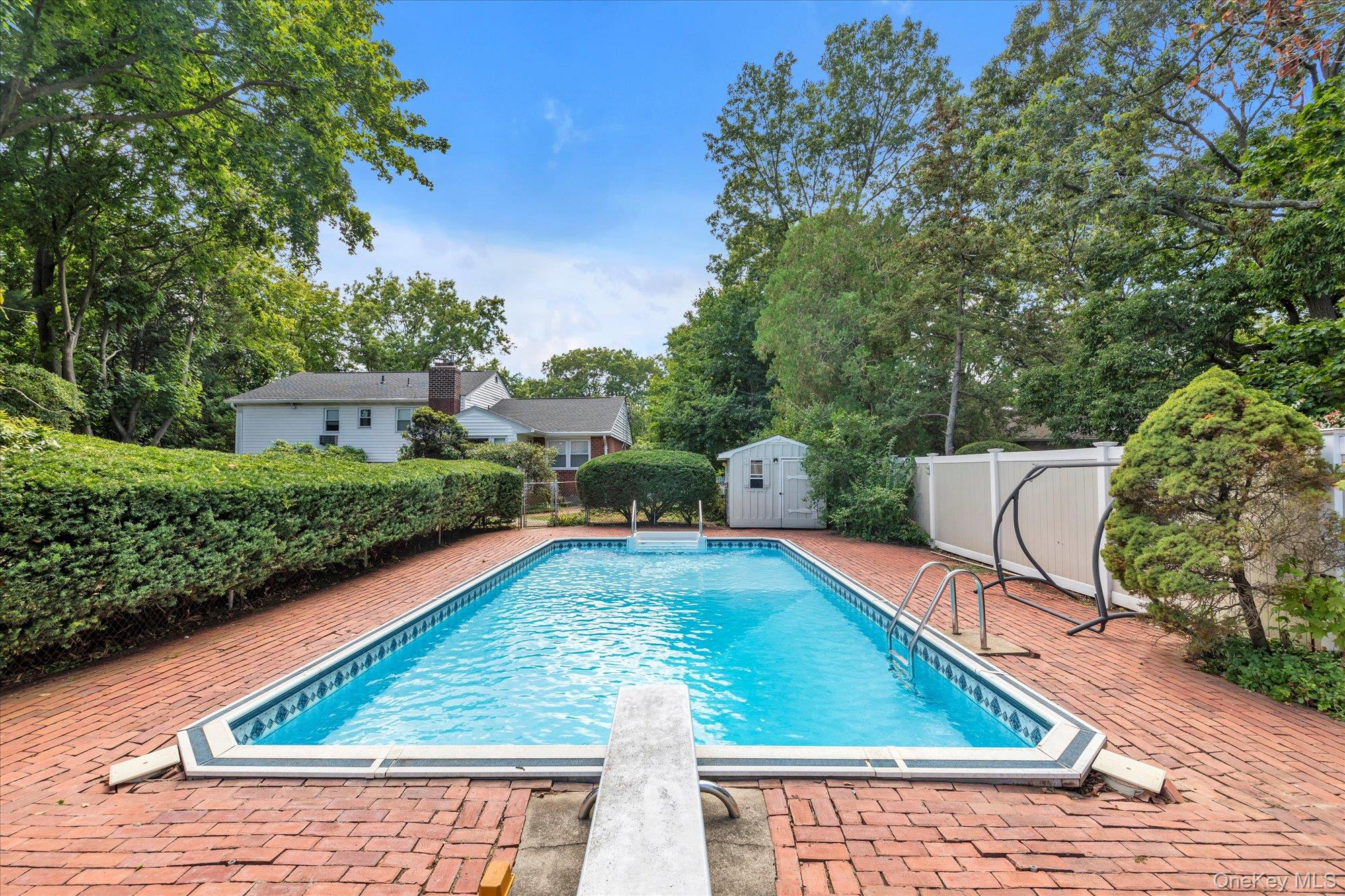 5 Meroke Court, Huntington Station, NY 11746