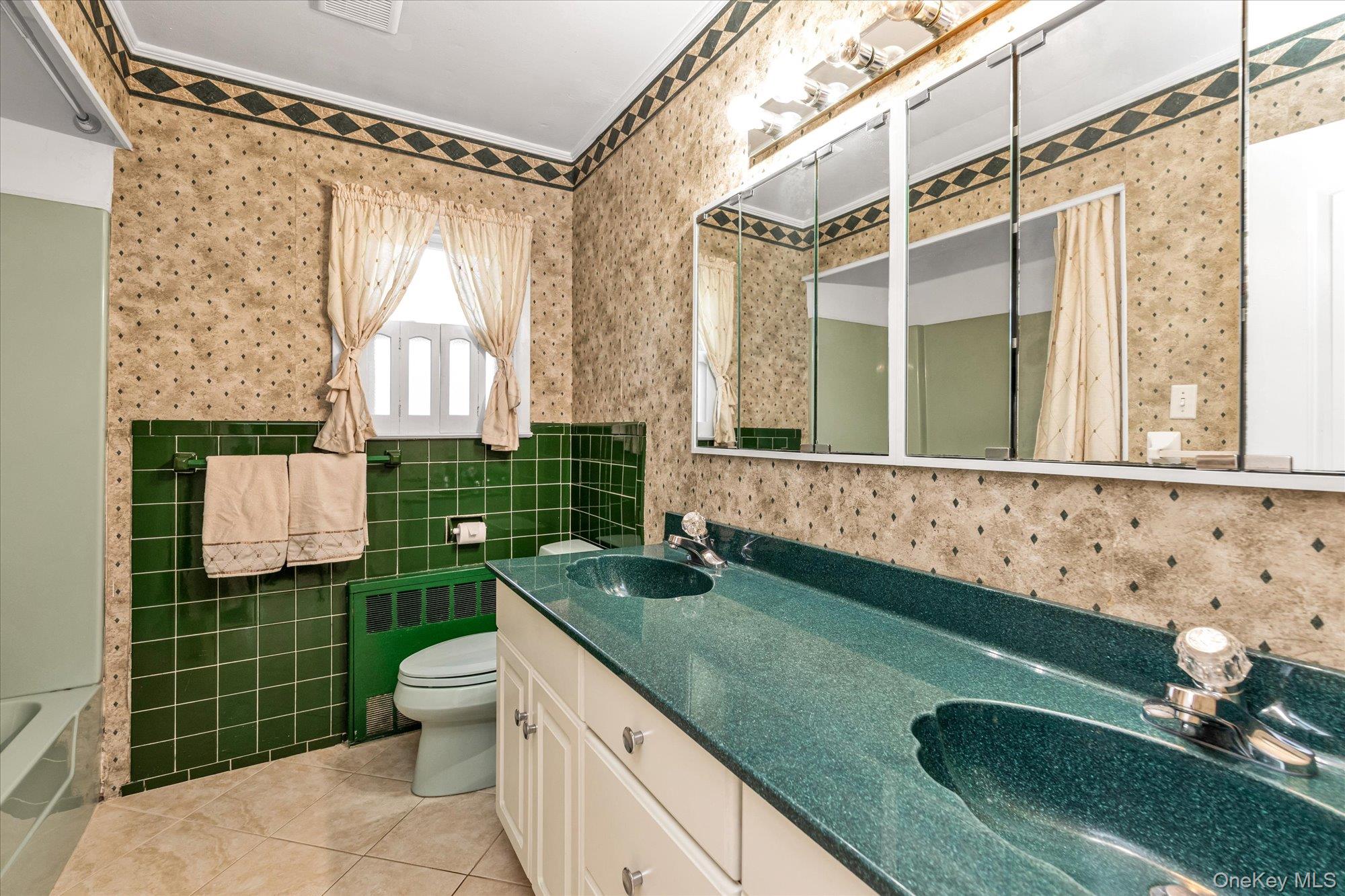 5 Meroke Court, Huntington Station, NY 11746