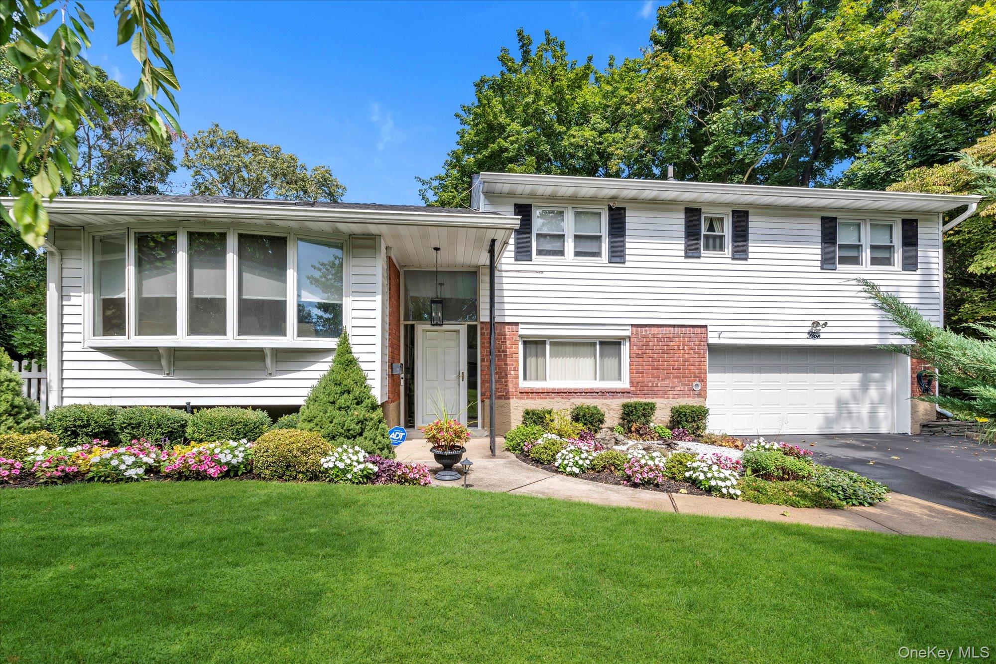 5 Meroke Court, Huntington Station, NY 11746