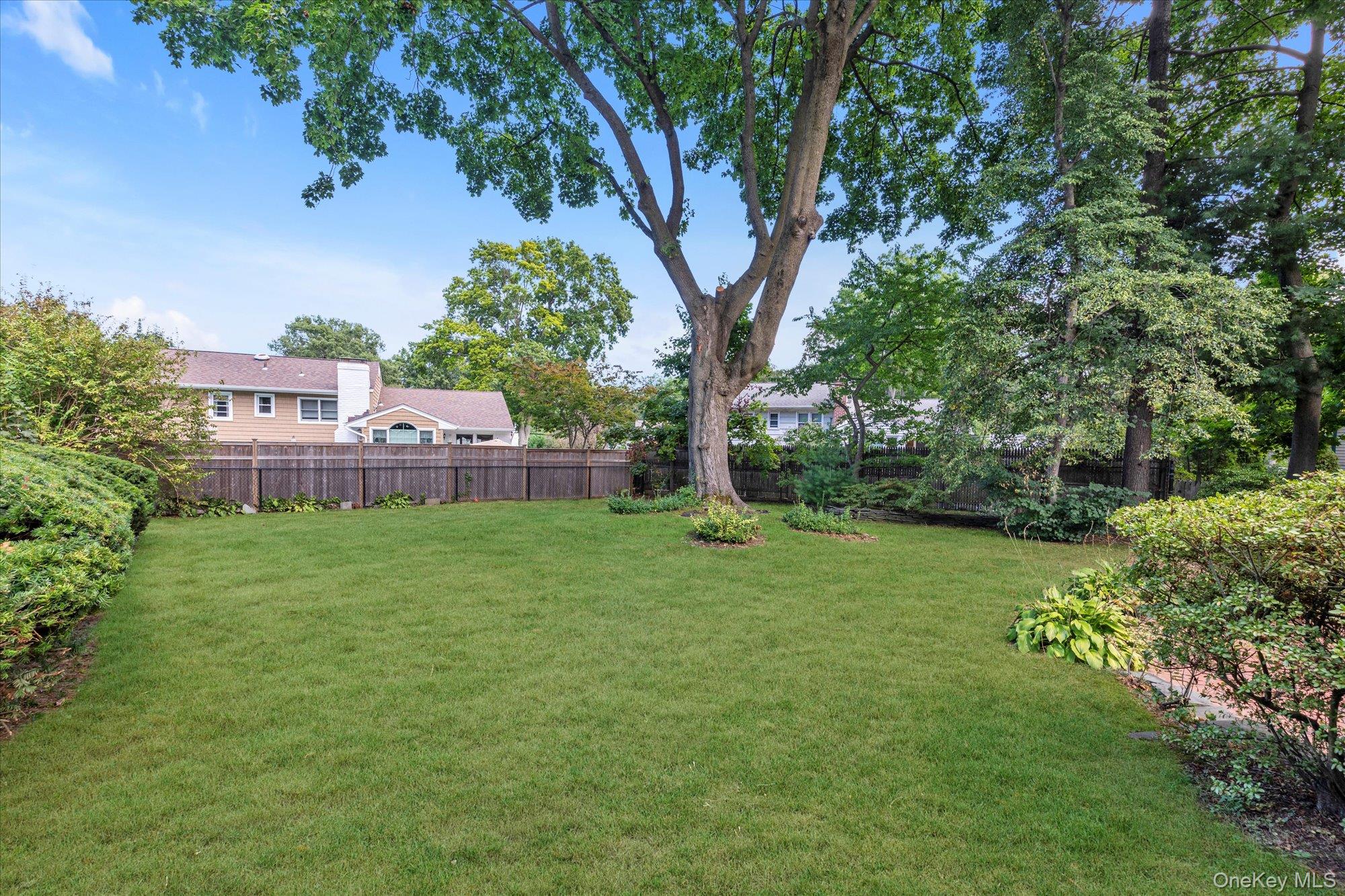 5 Meroke Court, Huntington Station, NY 11746