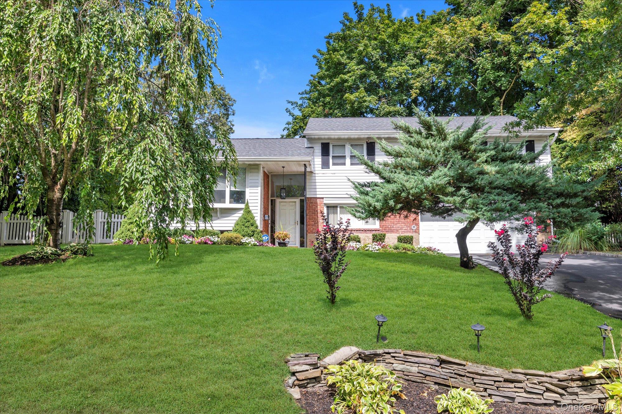 5 Meroke Court, Huntington Station, NY 11746