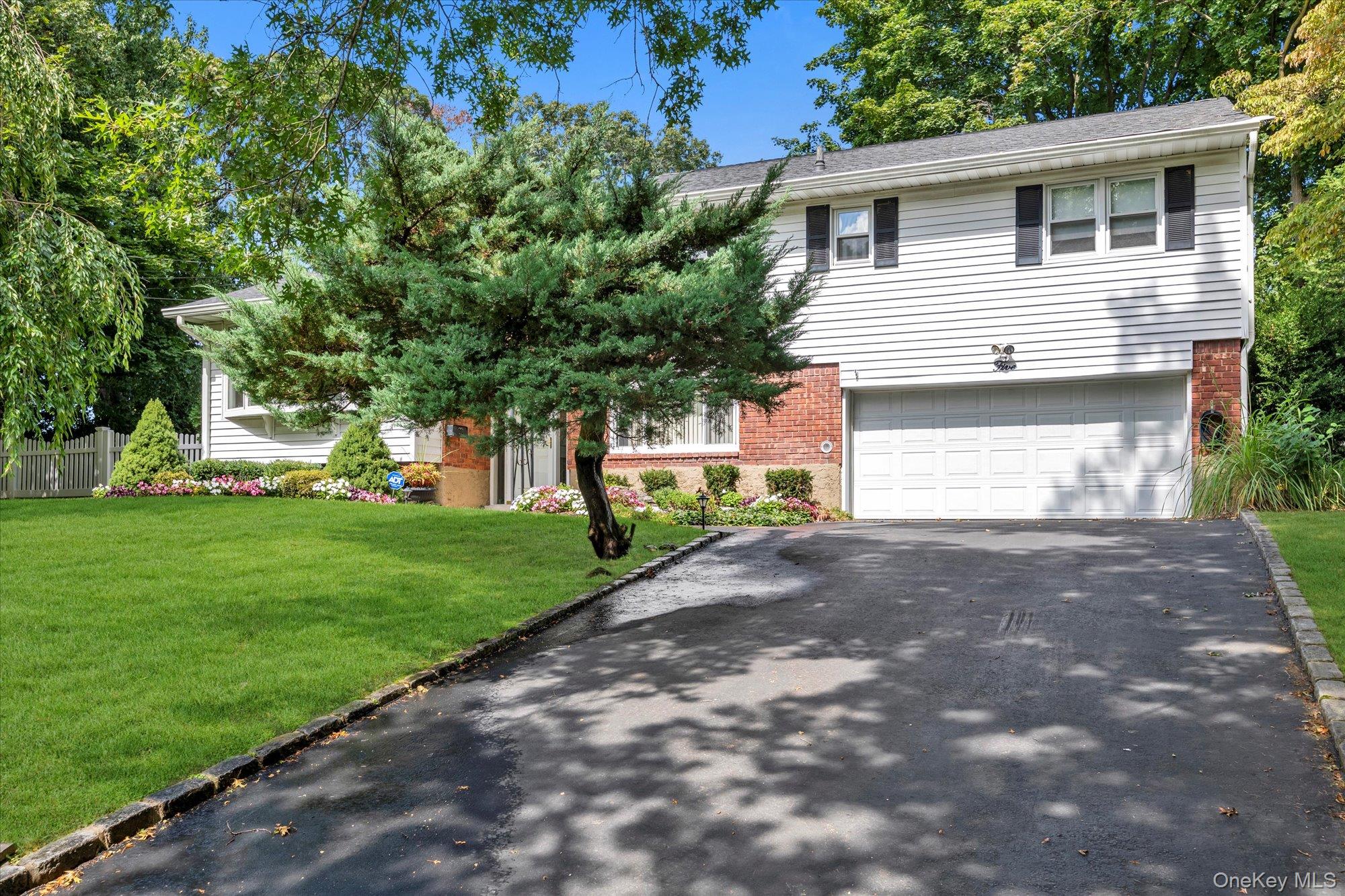 5 Meroke Court, Huntington Station, NY 11746