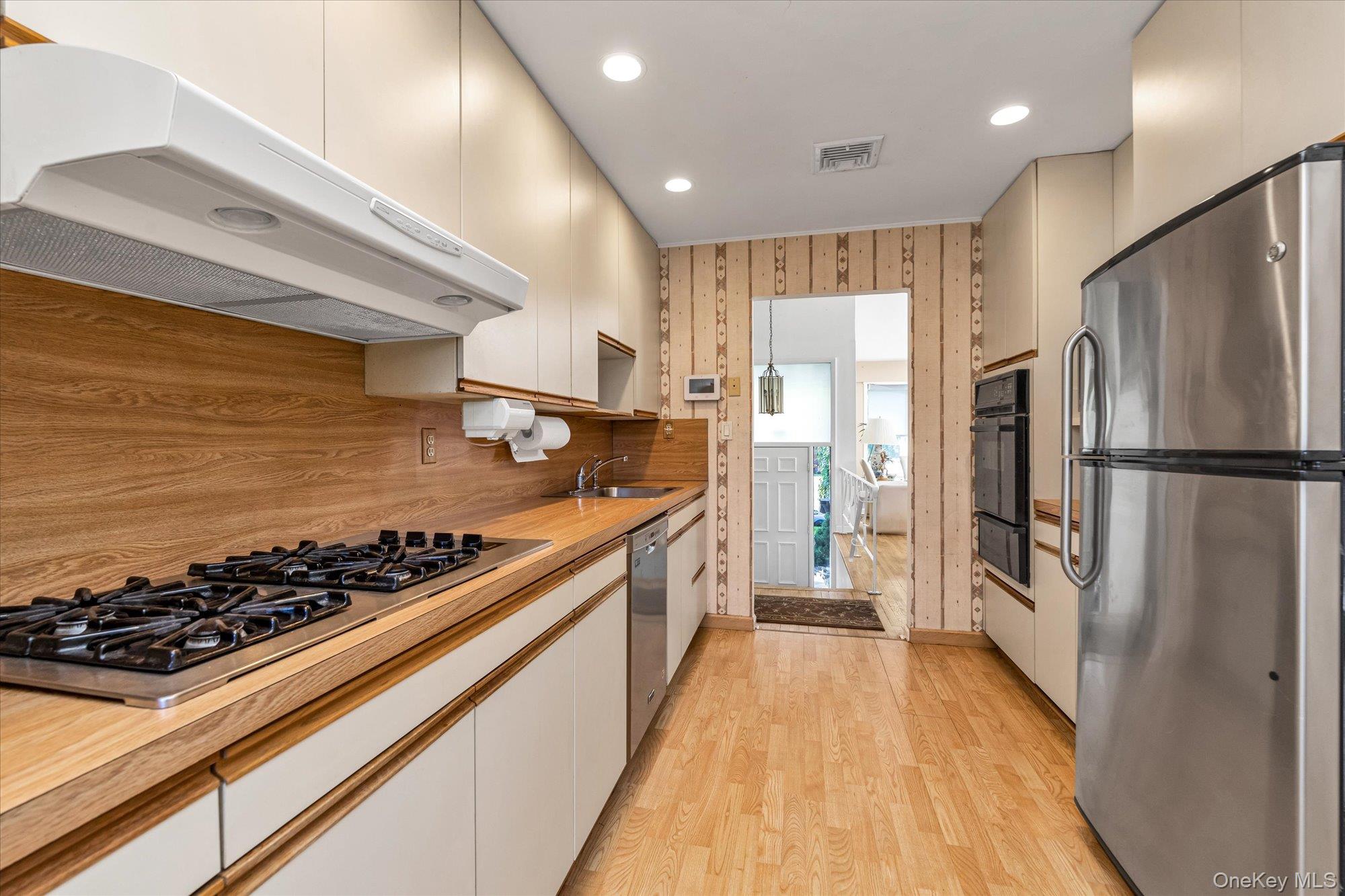 5 Meroke Court, Huntington Station, NY 11746