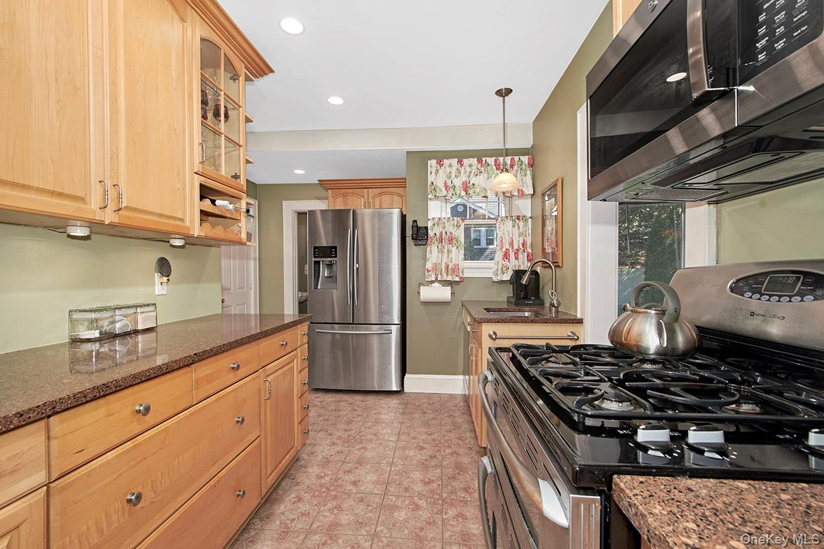 72 Ogden Avenue, White Plains, NY 10605