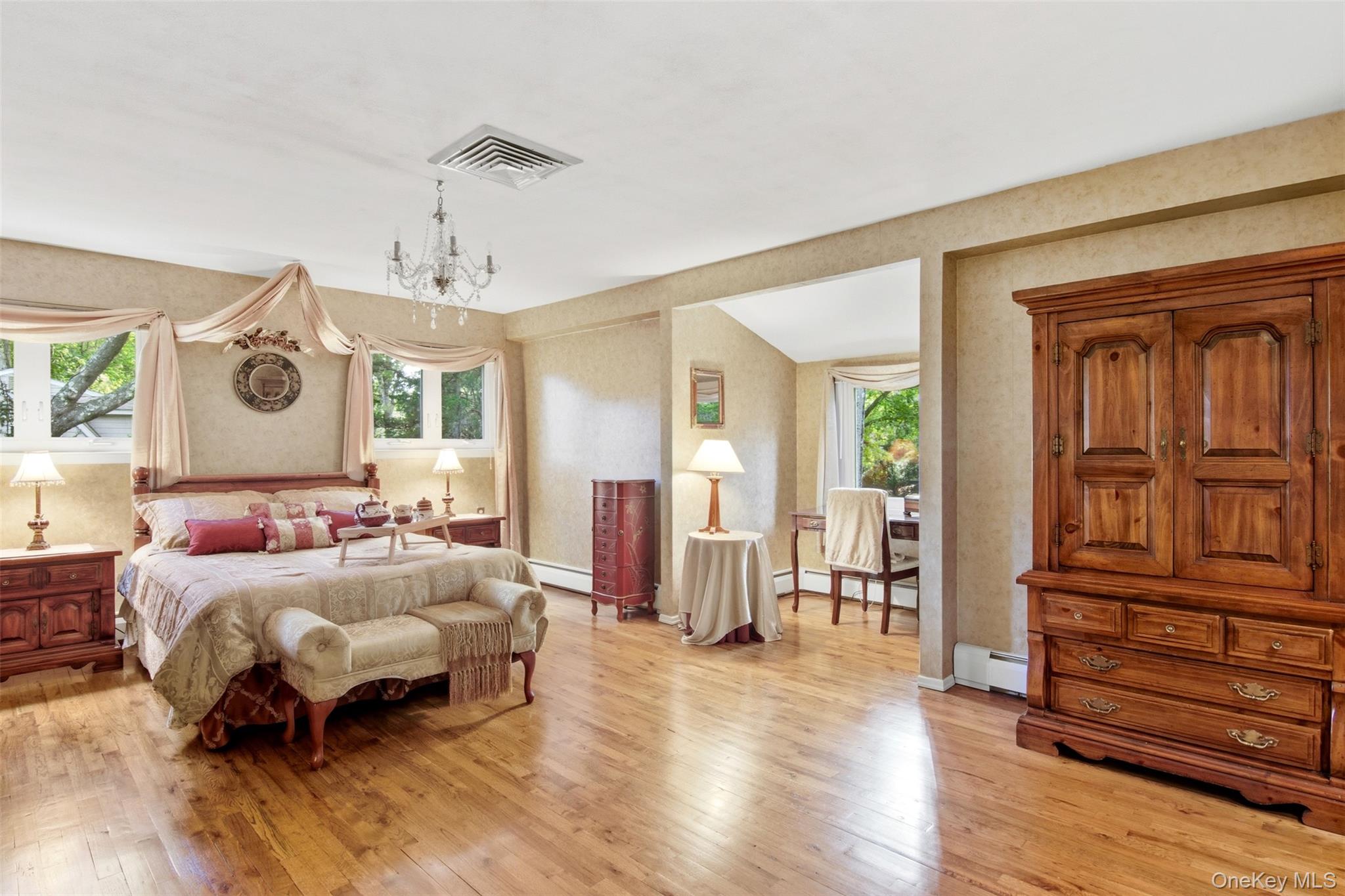 8 Tanager Lane, Northport, NY 11768