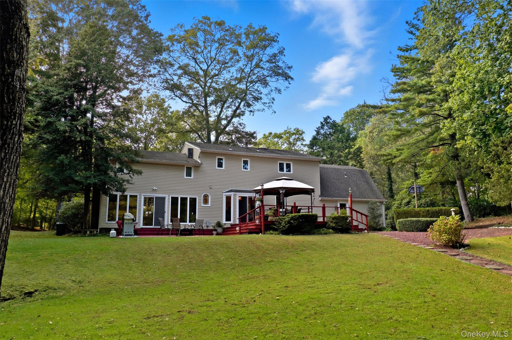 8 Tanager Lane, Northport, NY 11768