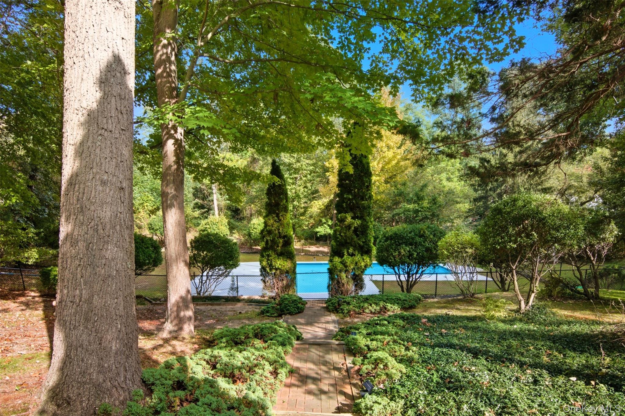 8 Tanager Lane, Northport, NY 11768