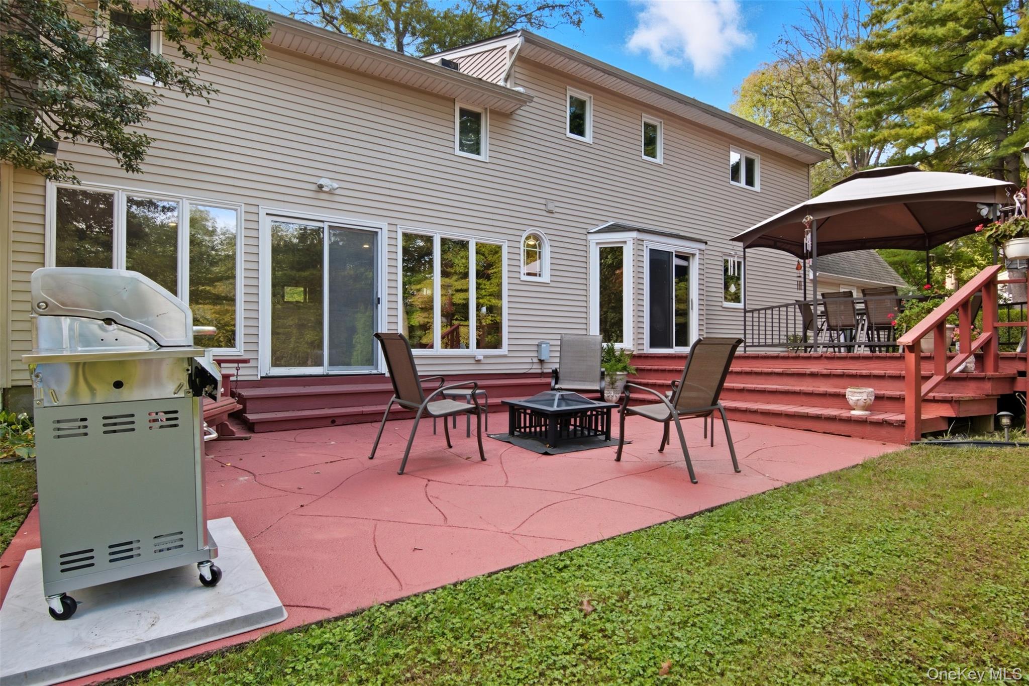 8 Tanager Lane, Northport, NY 11768