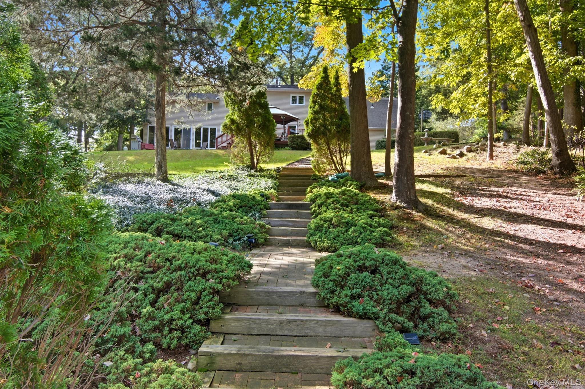 8 Tanager Lane, Northport, NY 11768