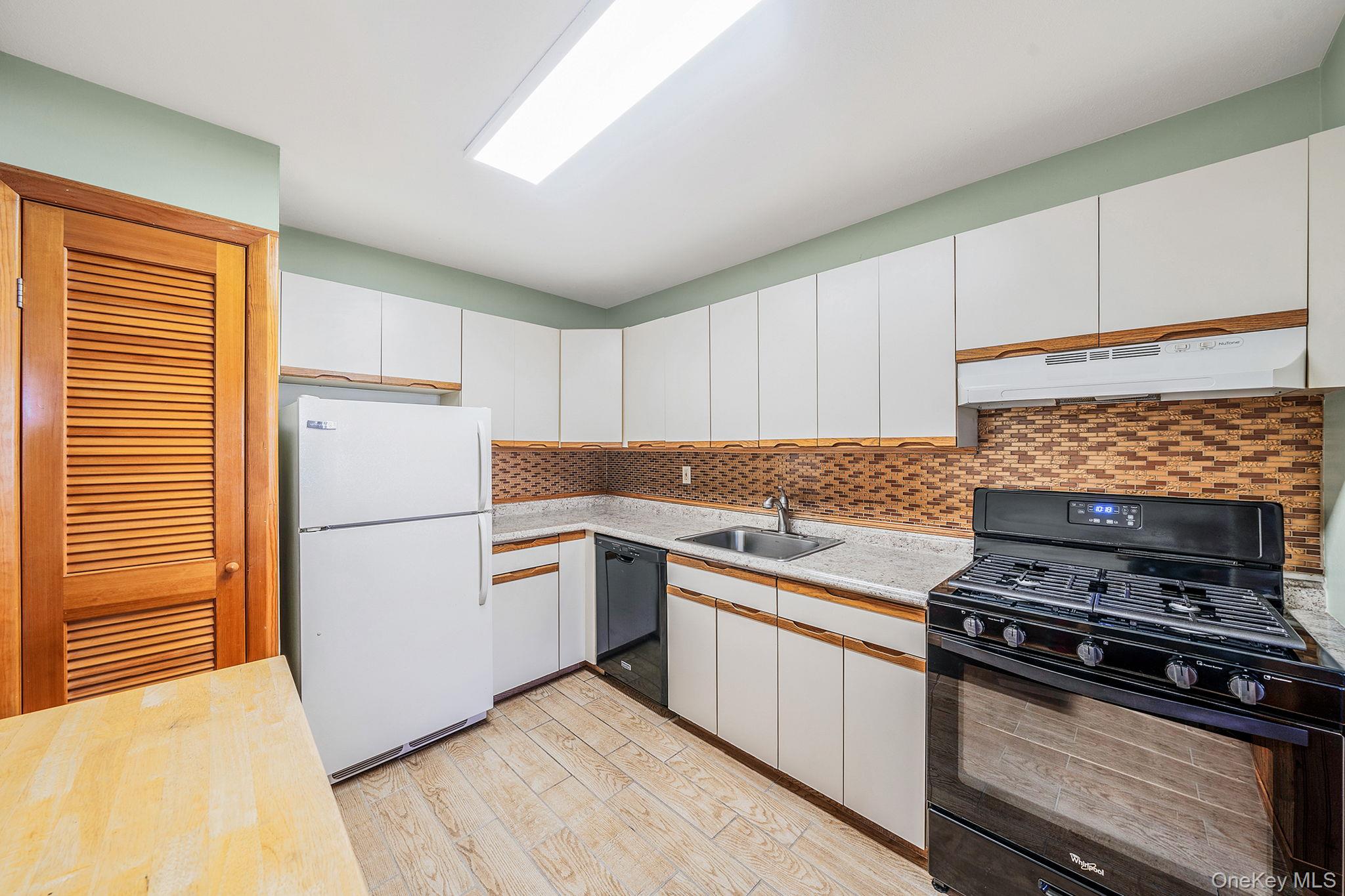 330 Lakeland Avenue # 2H, Sayville, NY 11782