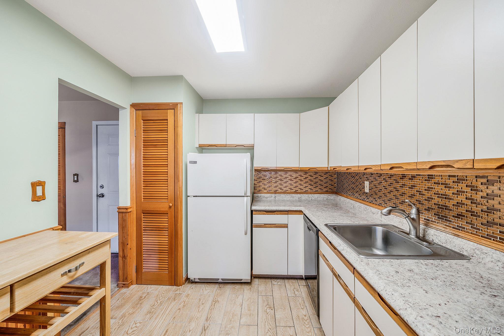 330 Lakeland Avenue # 2H, Sayville, NY 11782