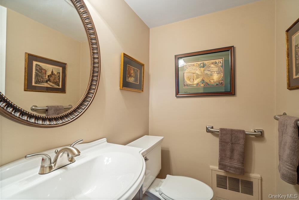 1 Jerome Drive, Farmingdale, NY 11735