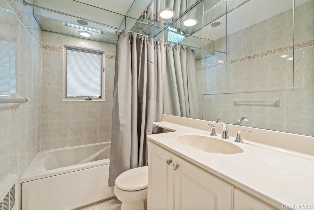 1 Jerome Drive, Farmingdale, NY 11735