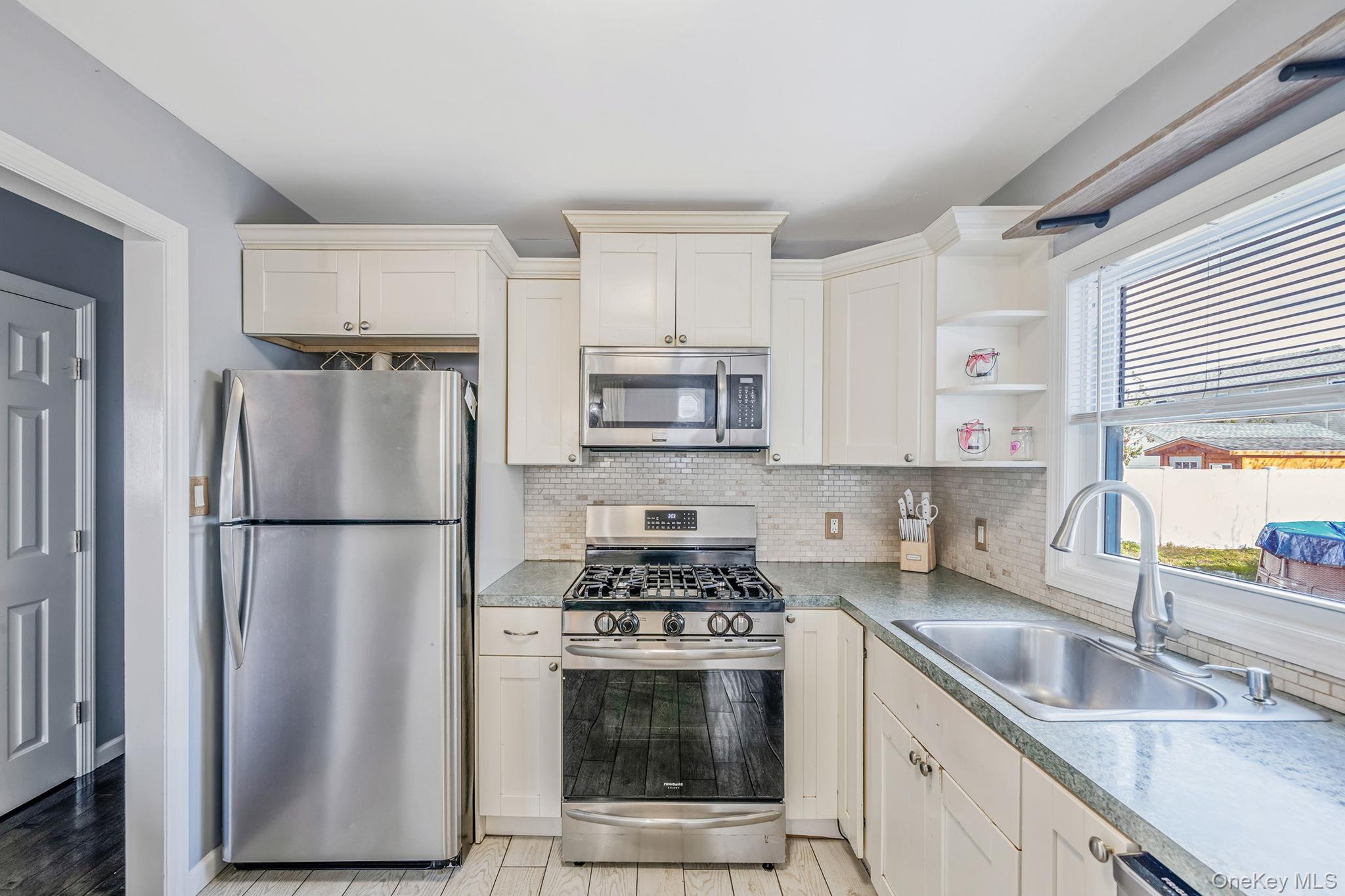 33 E. Seacrest Avenue, Lindenhurst, NY 11757