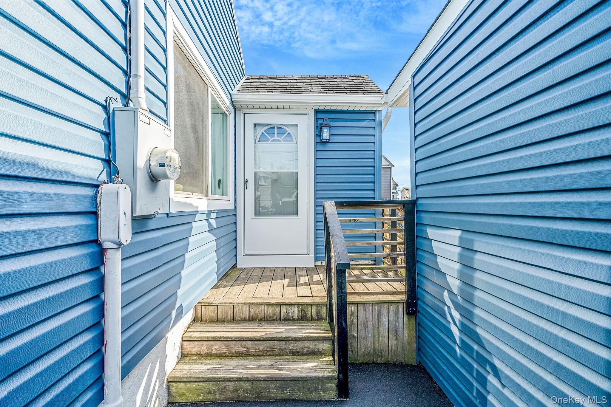 33 E. Seacrest Avenue, Lindenhurst, NY 11757