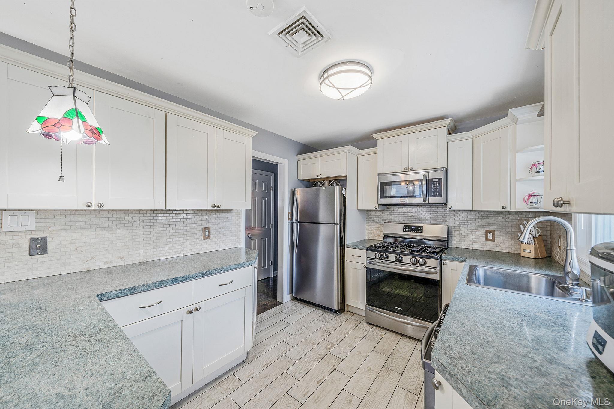 33 E. Seacrest Avenue, Lindenhurst, NY 11757