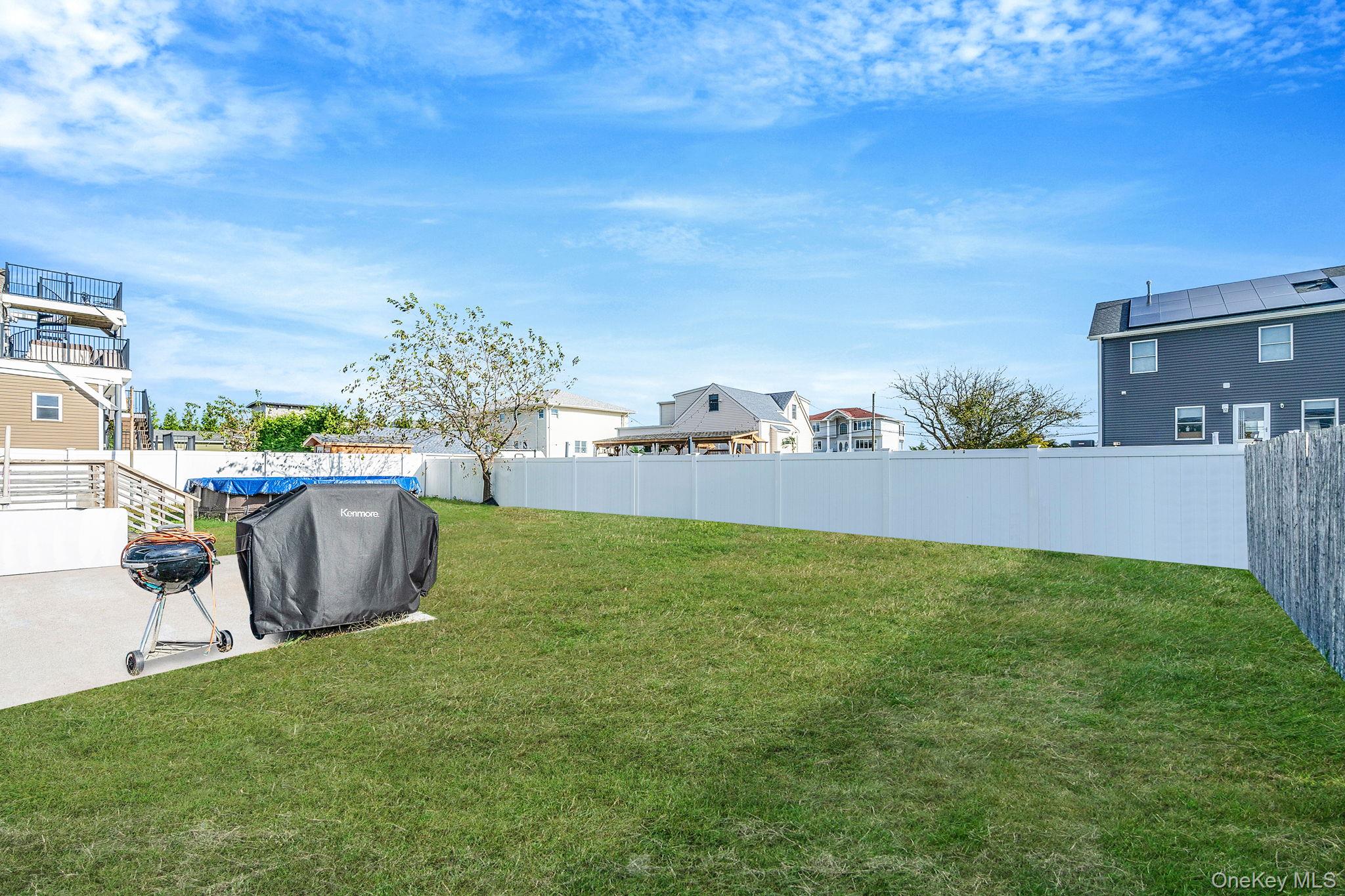 33 E. Seacrest Avenue, Lindenhurst, NY 11757