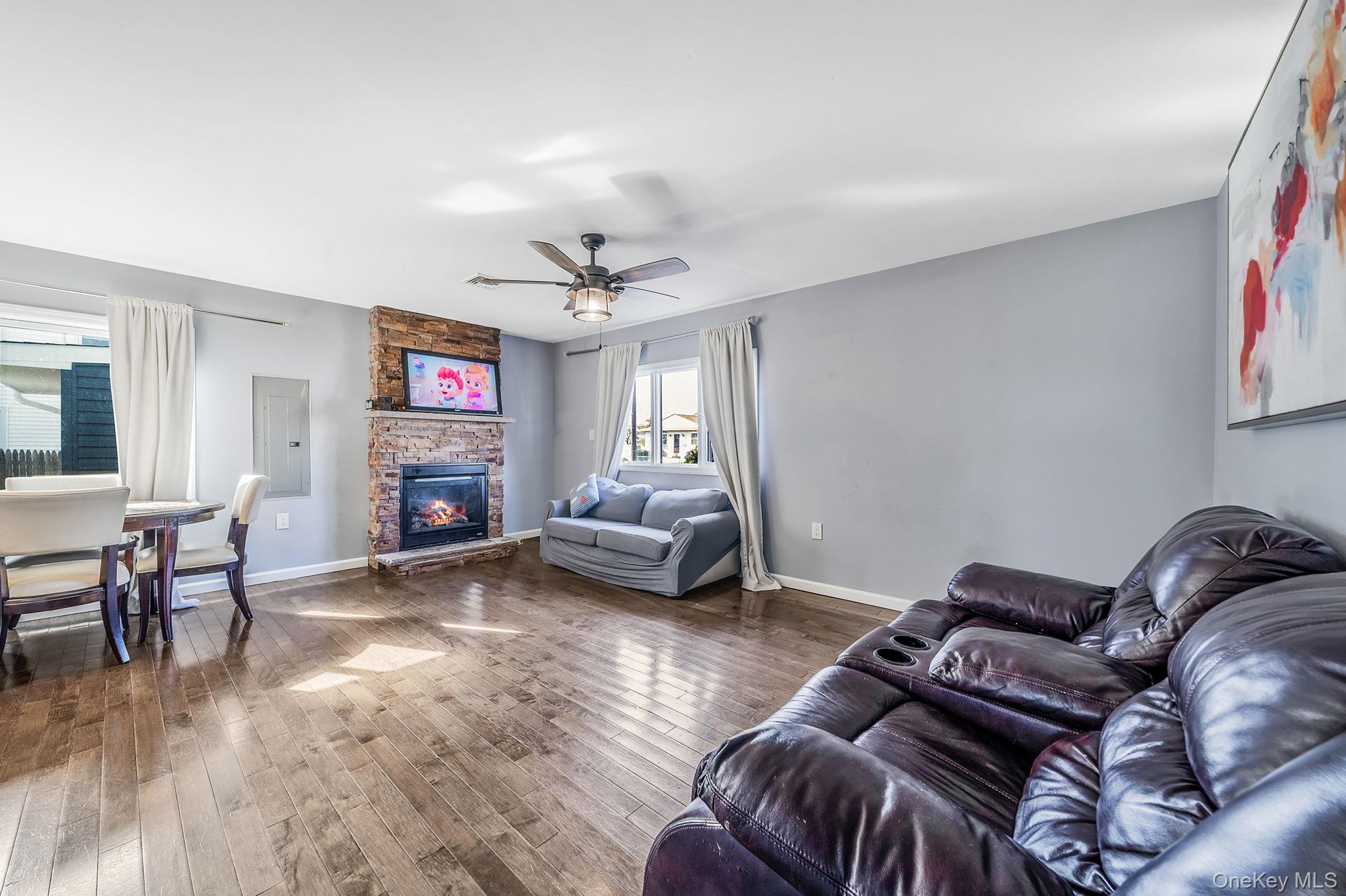 33 E. Seacrest Avenue, Lindenhurst, NY 11757