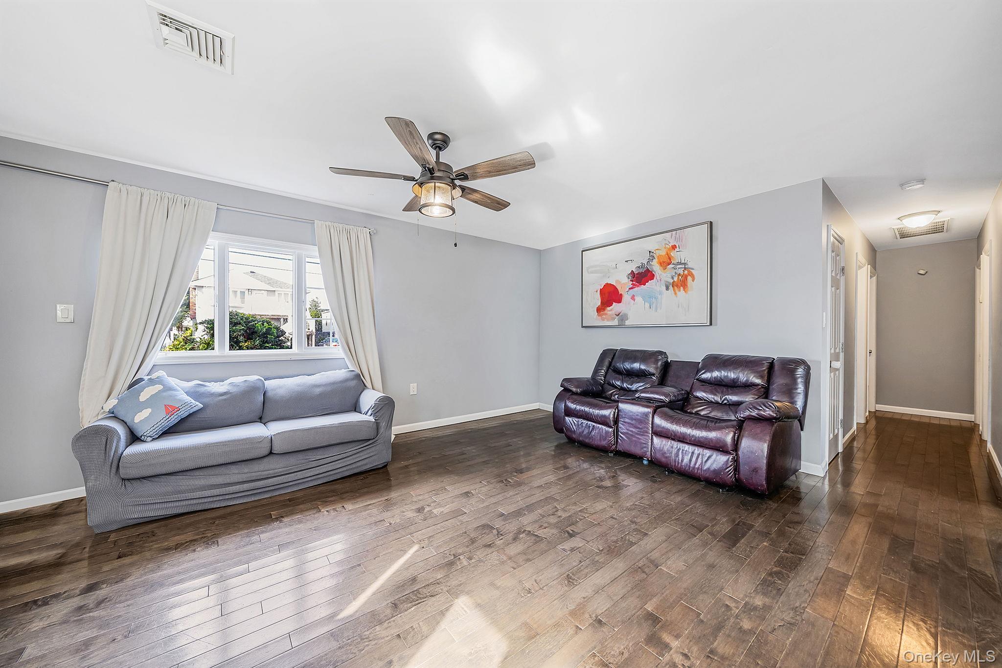 33 E. Seacrest Avenue, Lindenhurst, NY 11757