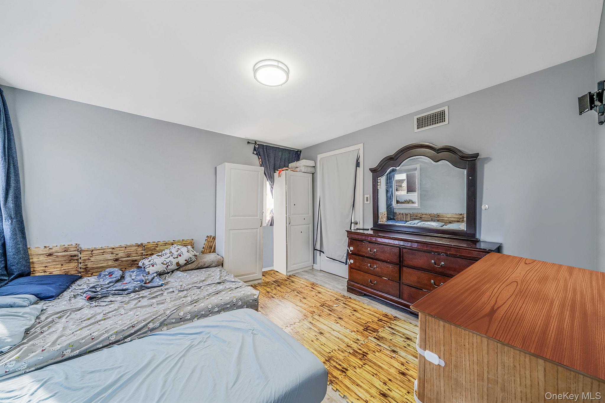 33 E. Seacrest Avenue, Lindenhurst, NY 11757