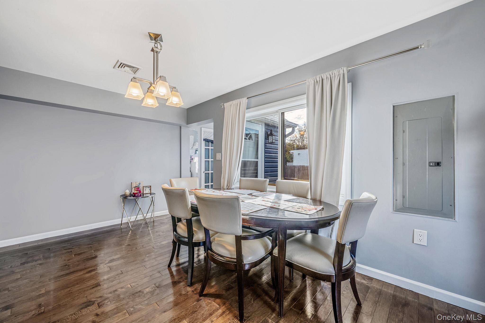 33 E. Seacrest Avenue, Lindenhurst, NY 11757