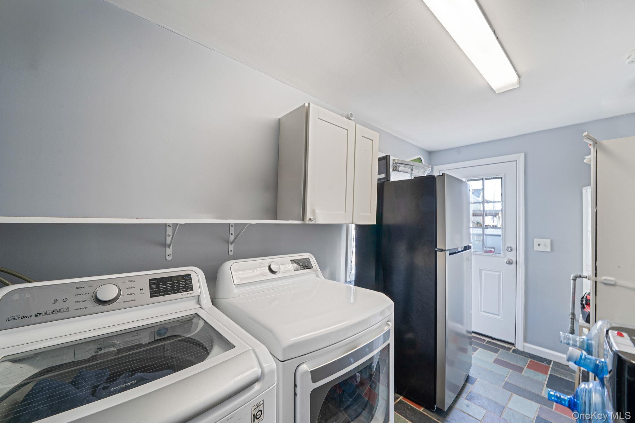 33 E. Seacrest Avenue, Lindenhurst, NY 11757