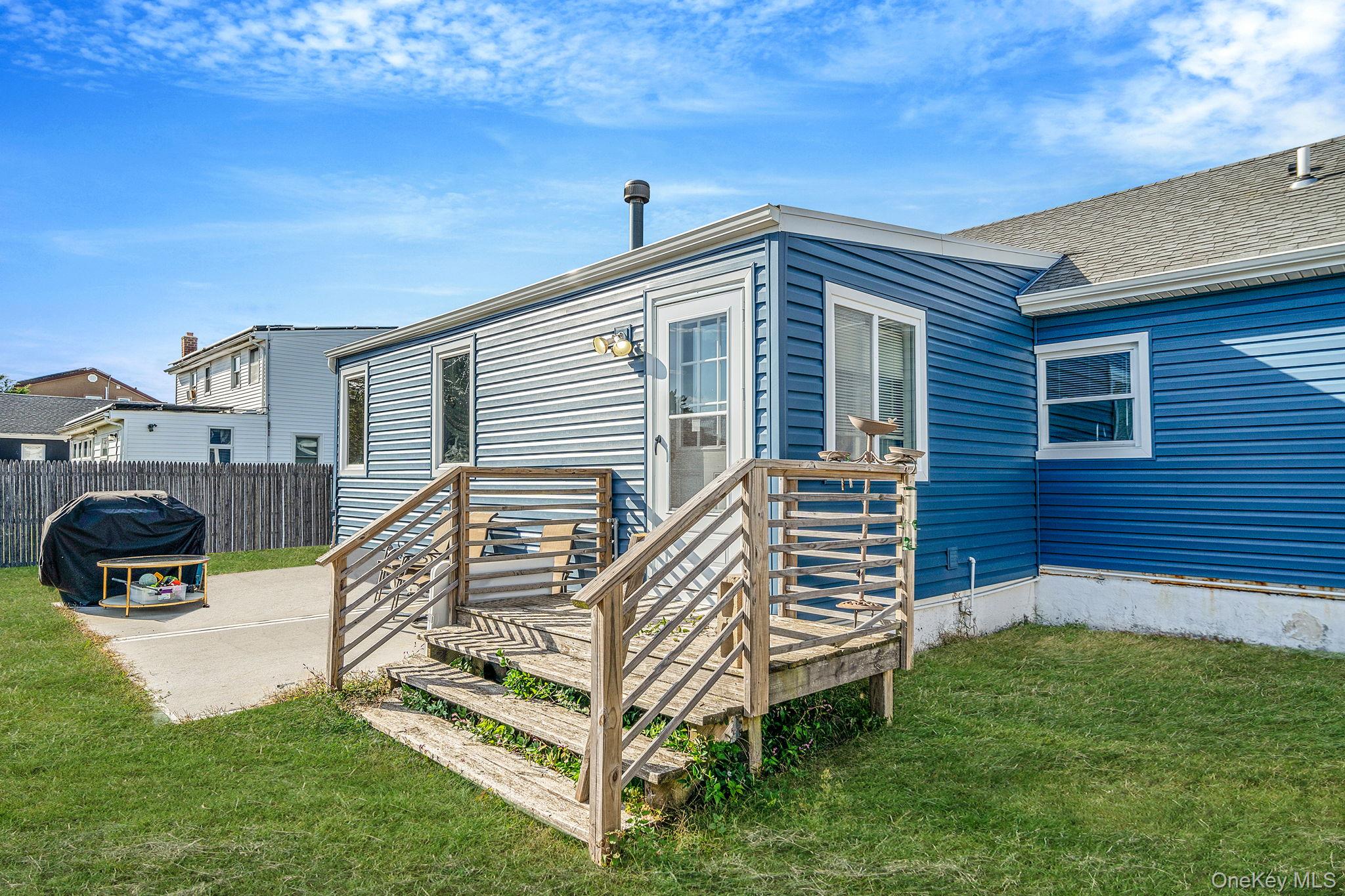 33 E. Seacrest Avenue, Lindenhurst, NY 11757