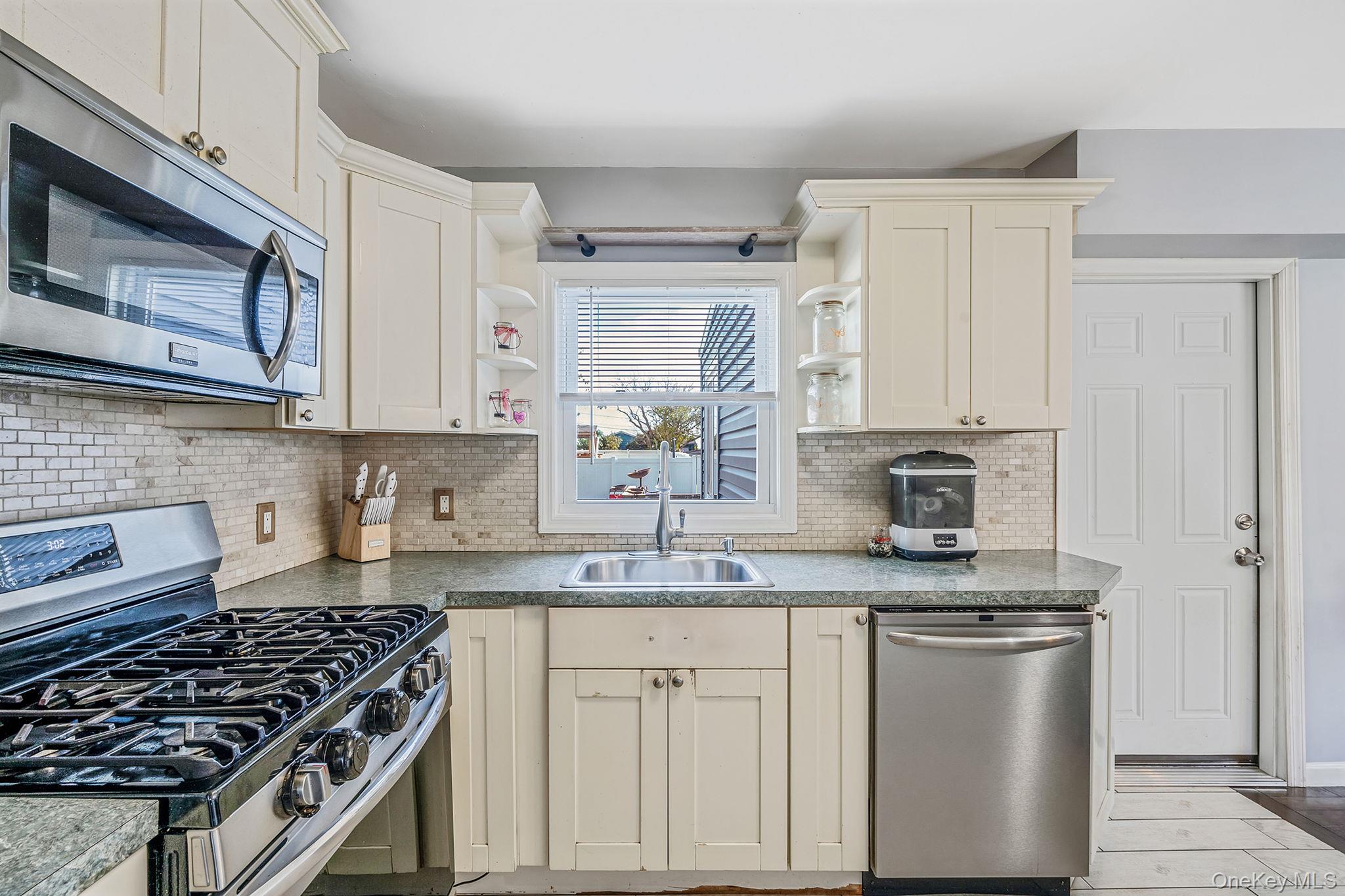 33 E. Seacrest Avenue, Lindenhurst, NY 11757