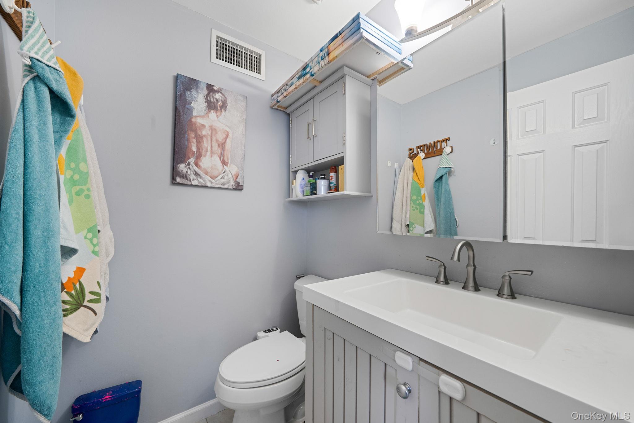 33 E. Seacrest Avenue, Lindenhurst, NY 11757