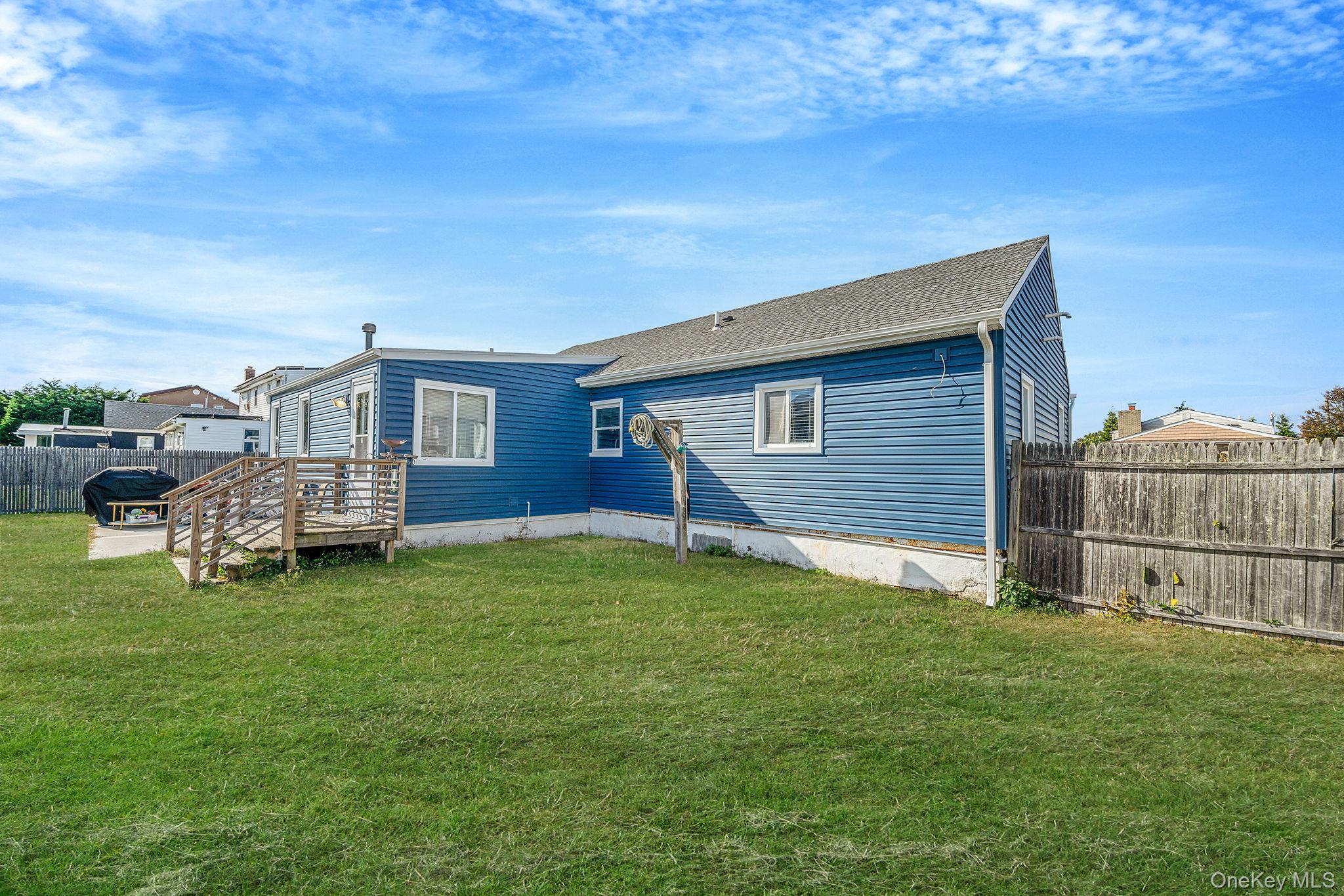 33 E. Seacrest Avenue, Lindenhurst, NY 11757