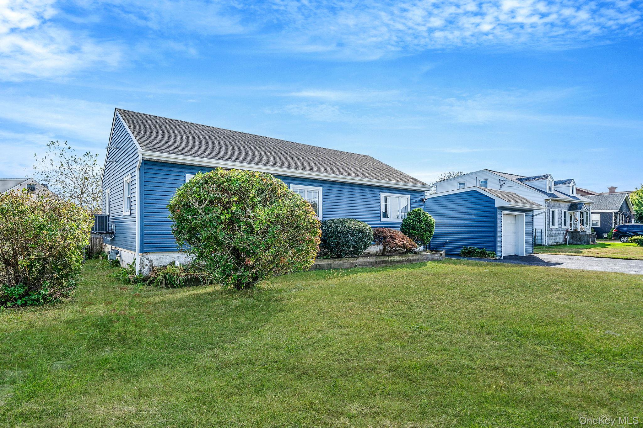 33 E. Seacrest Avenue, Lindenhurst, NY 11757