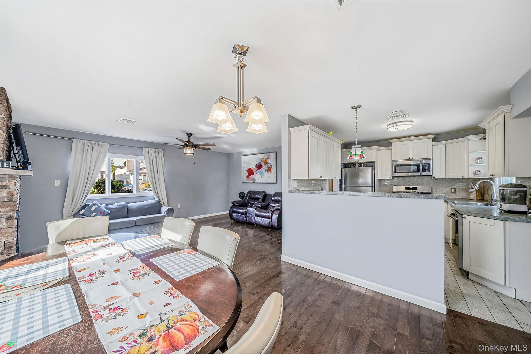 33 E. Seacrest Avenue, Lindenhurst, NY 11757