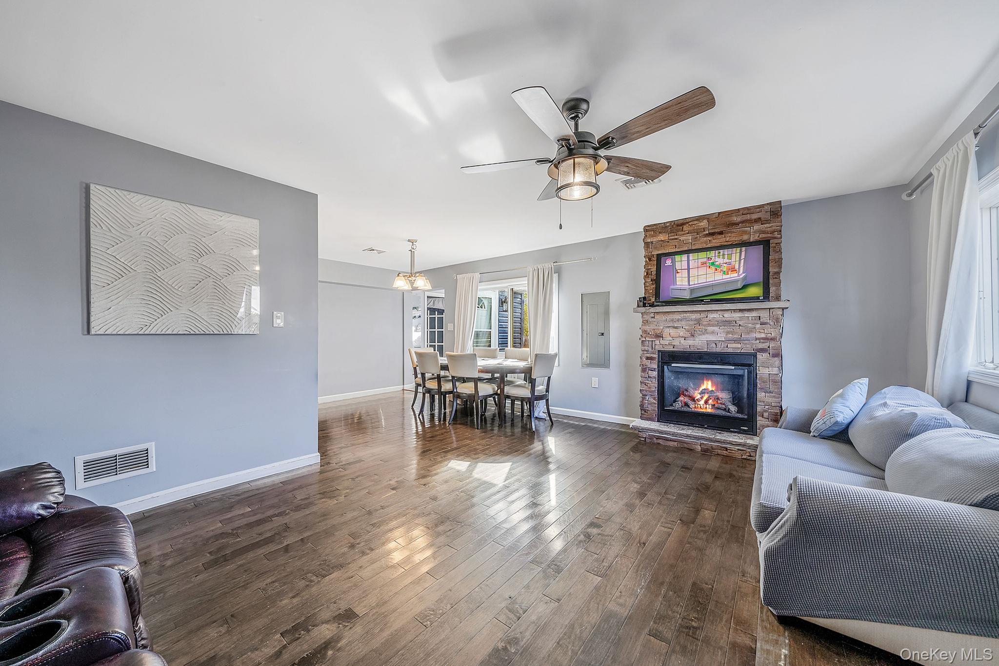 33 E. Seacrest Avenue, Lindenhurst, NY 11757