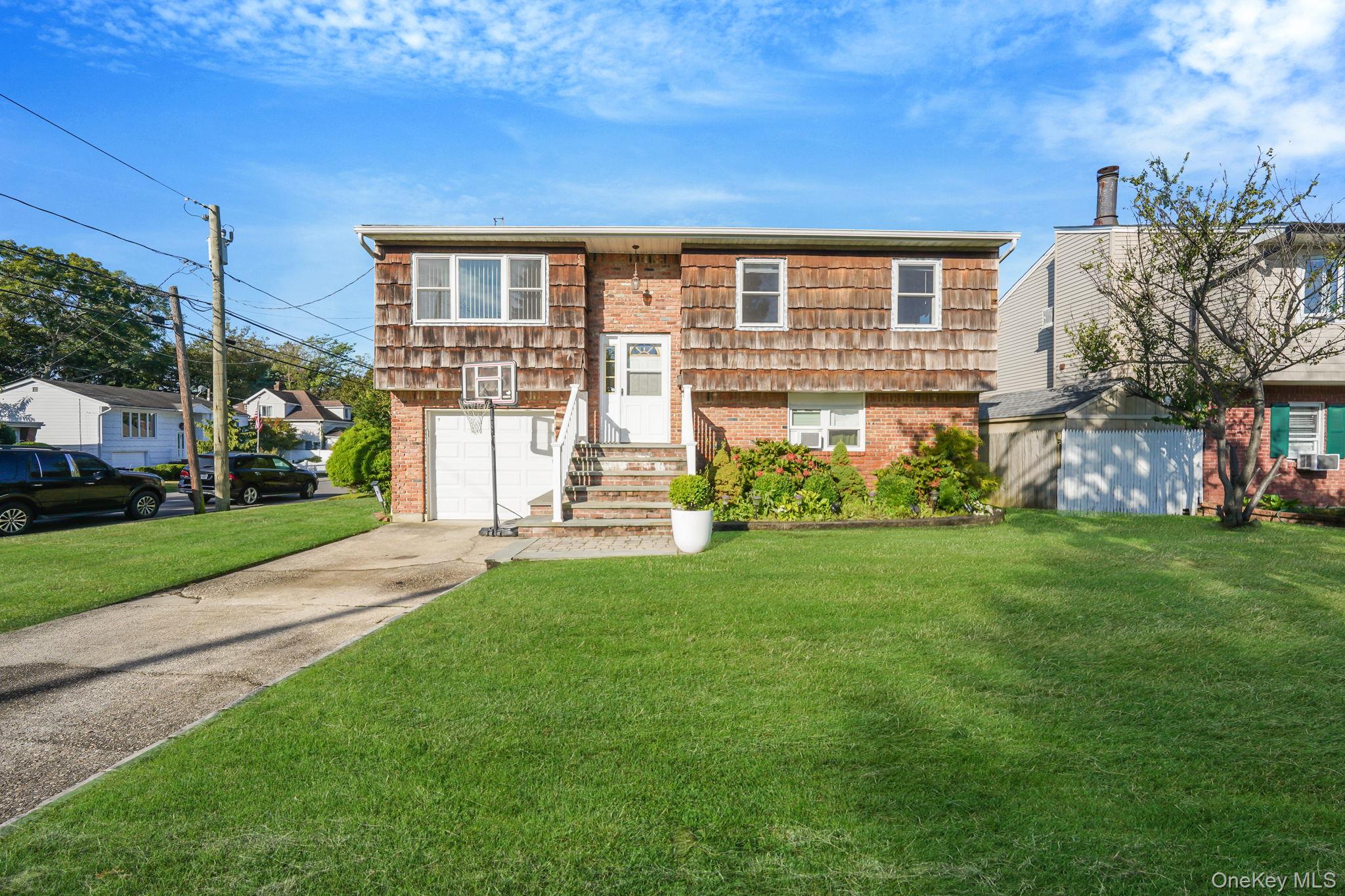 7 Homecrest Avenue, Huntington Station, NY 11746