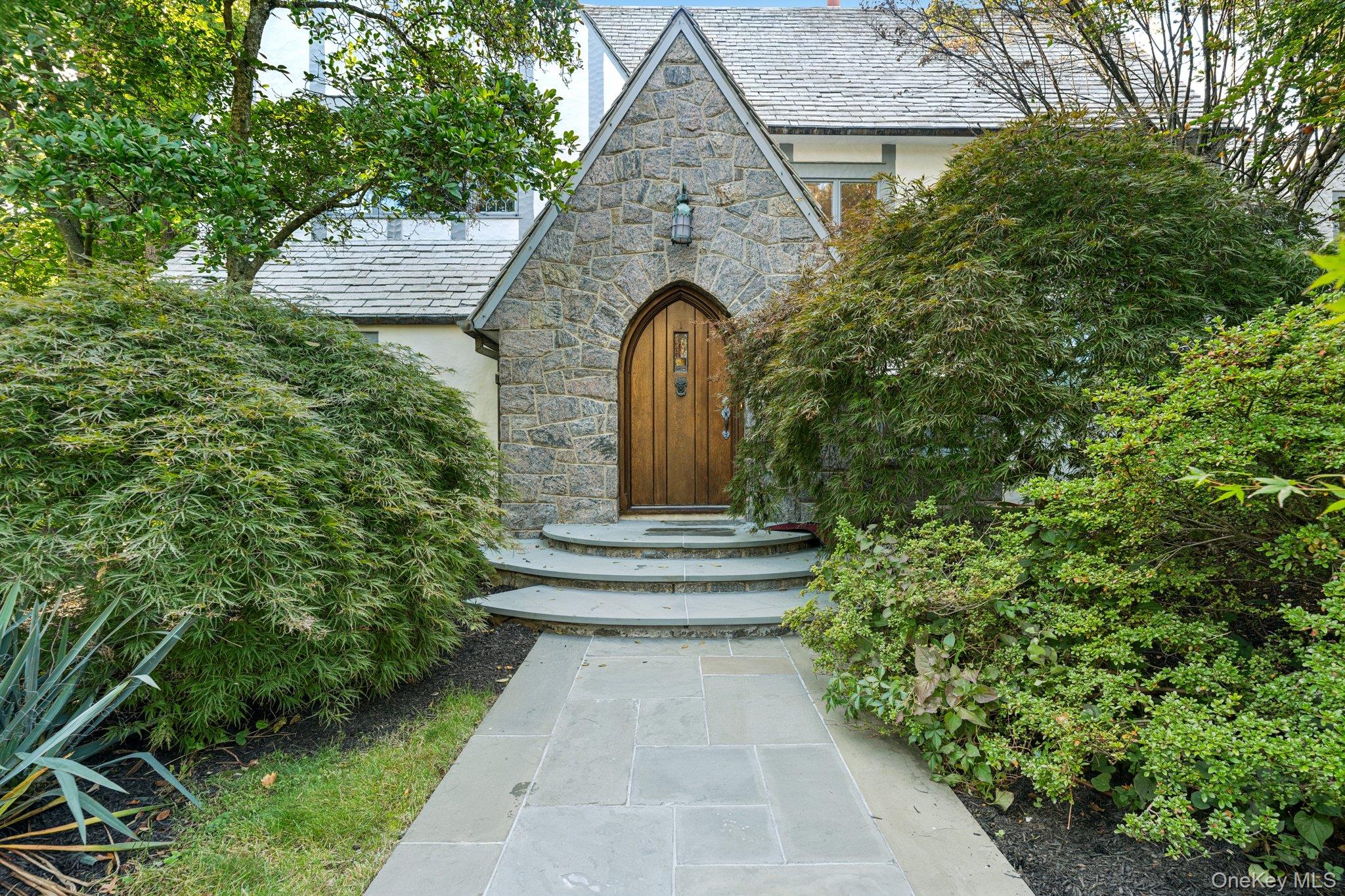 18 Heights Road, Manhasset, NY 11030