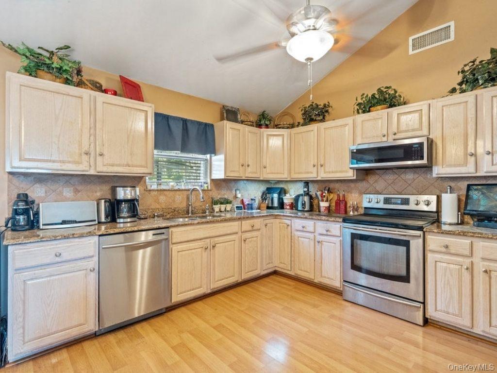 15 New York Avenue, Bay Shore, NY 11706