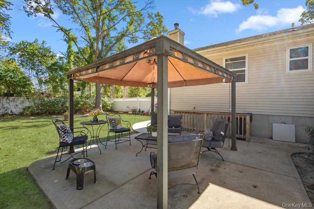 15 New York Avenue, Bay Shore, NY 11706