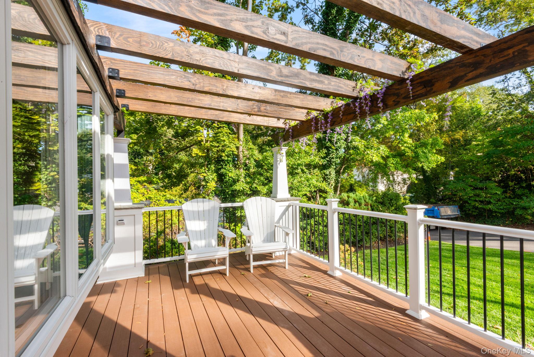 33 Alsace Place, Northport, NY 11768