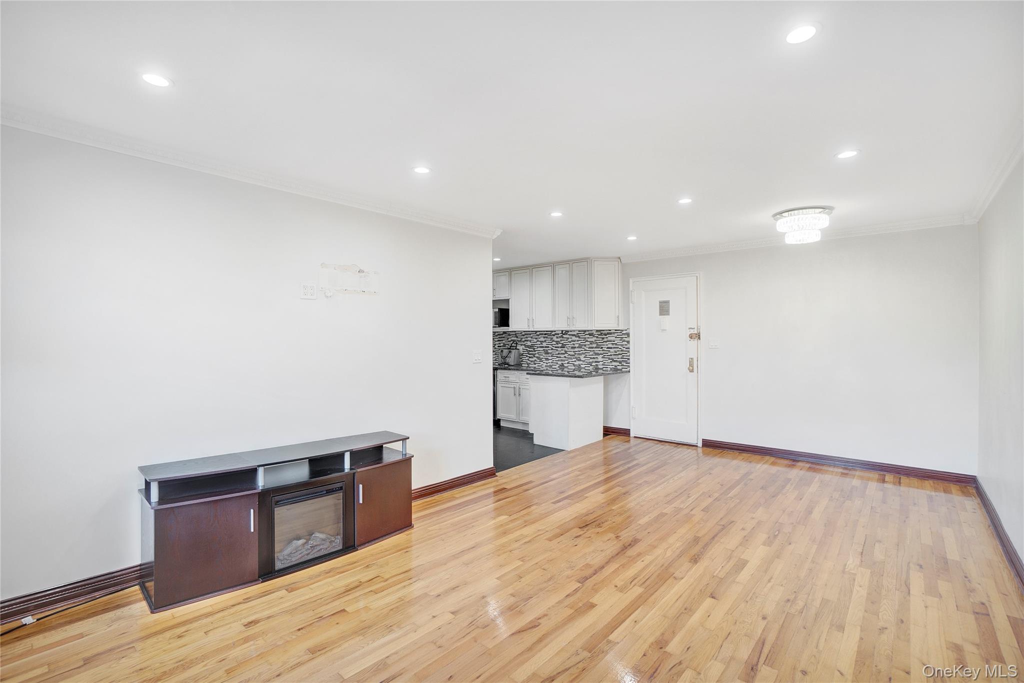 141-30 84 Road # 5E, Briarwood, NY 11435