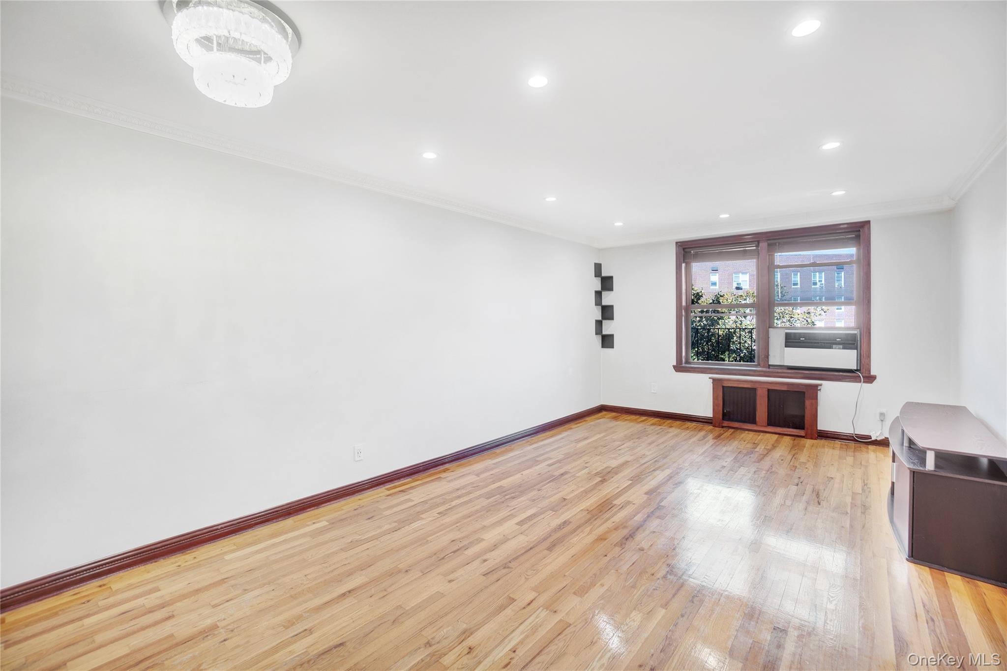 141-30 84 Road # 5E, Briarwood, NY 11435