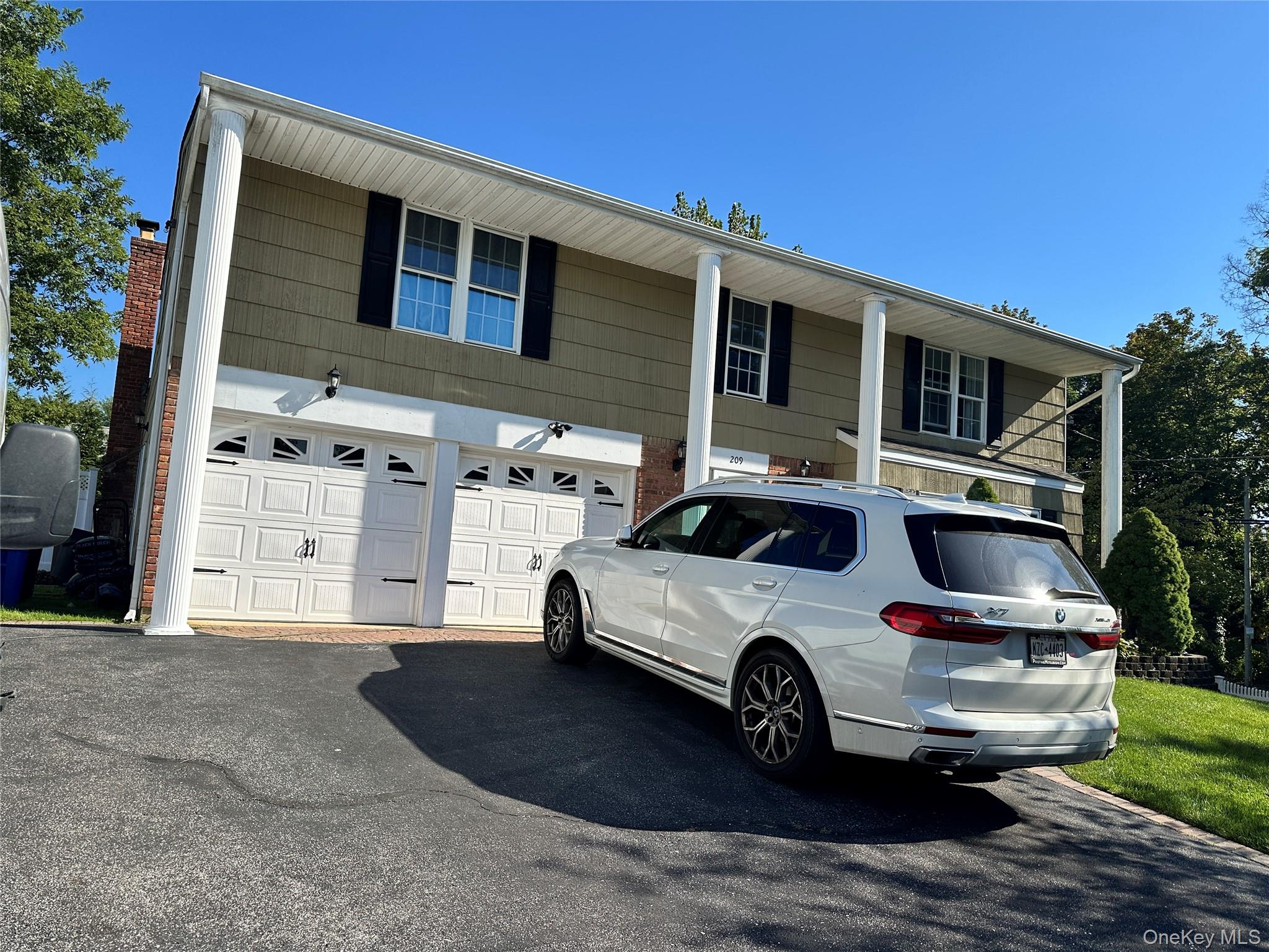 209 Old Post Drive, Hauppauge, NY 11788