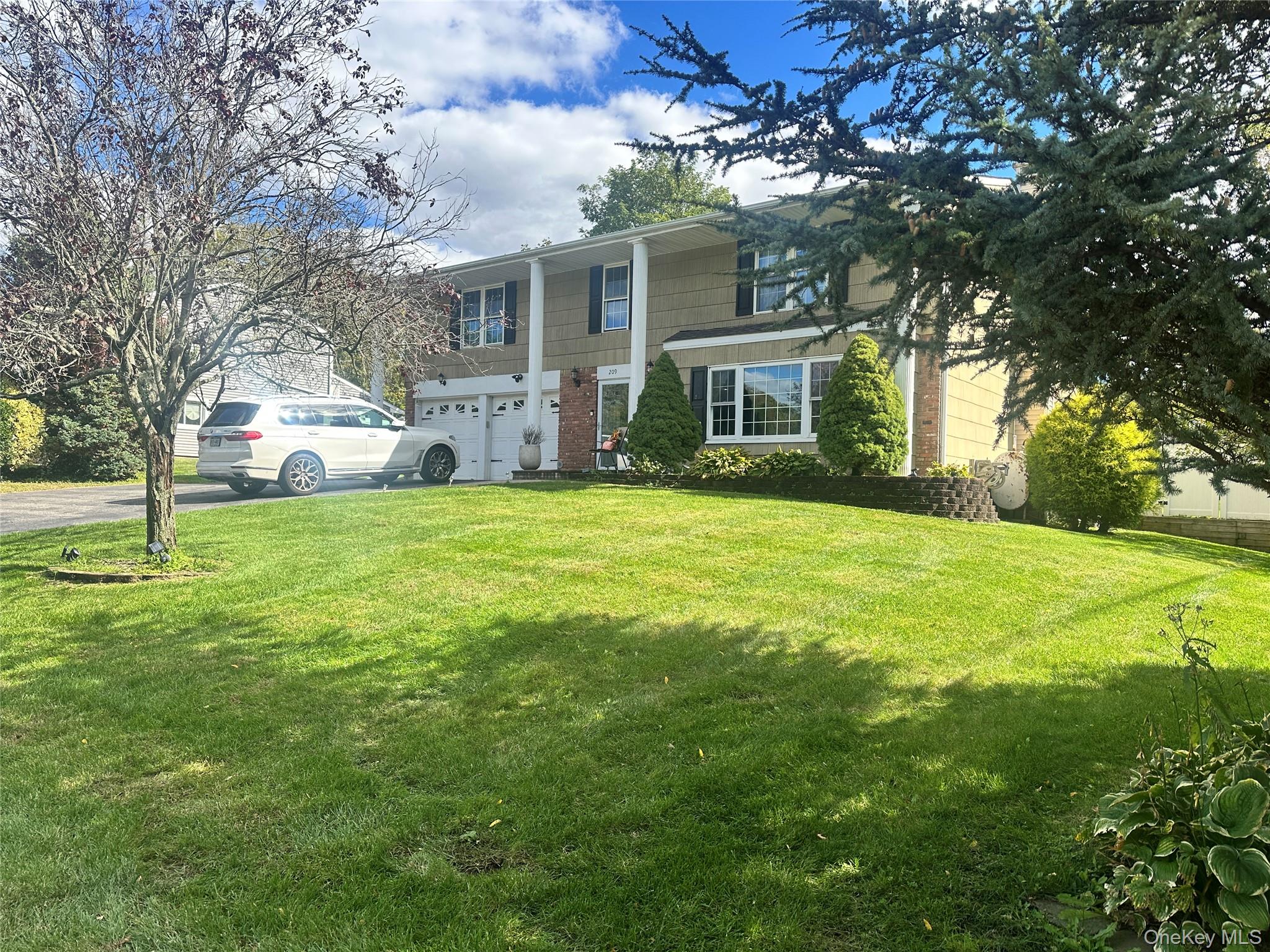 209 Old Post Drive, Hauppauge, NY 11788