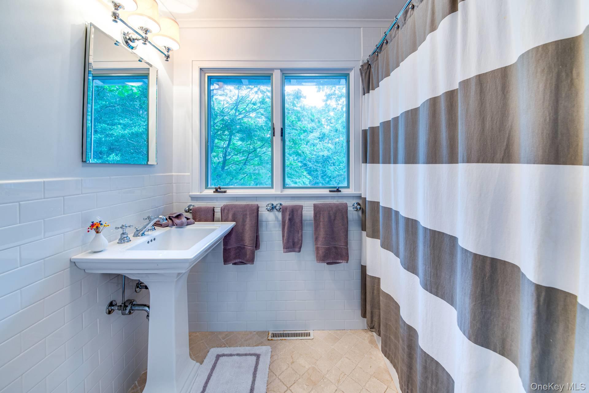 64 Winding Way, East Hampton, NY 11937