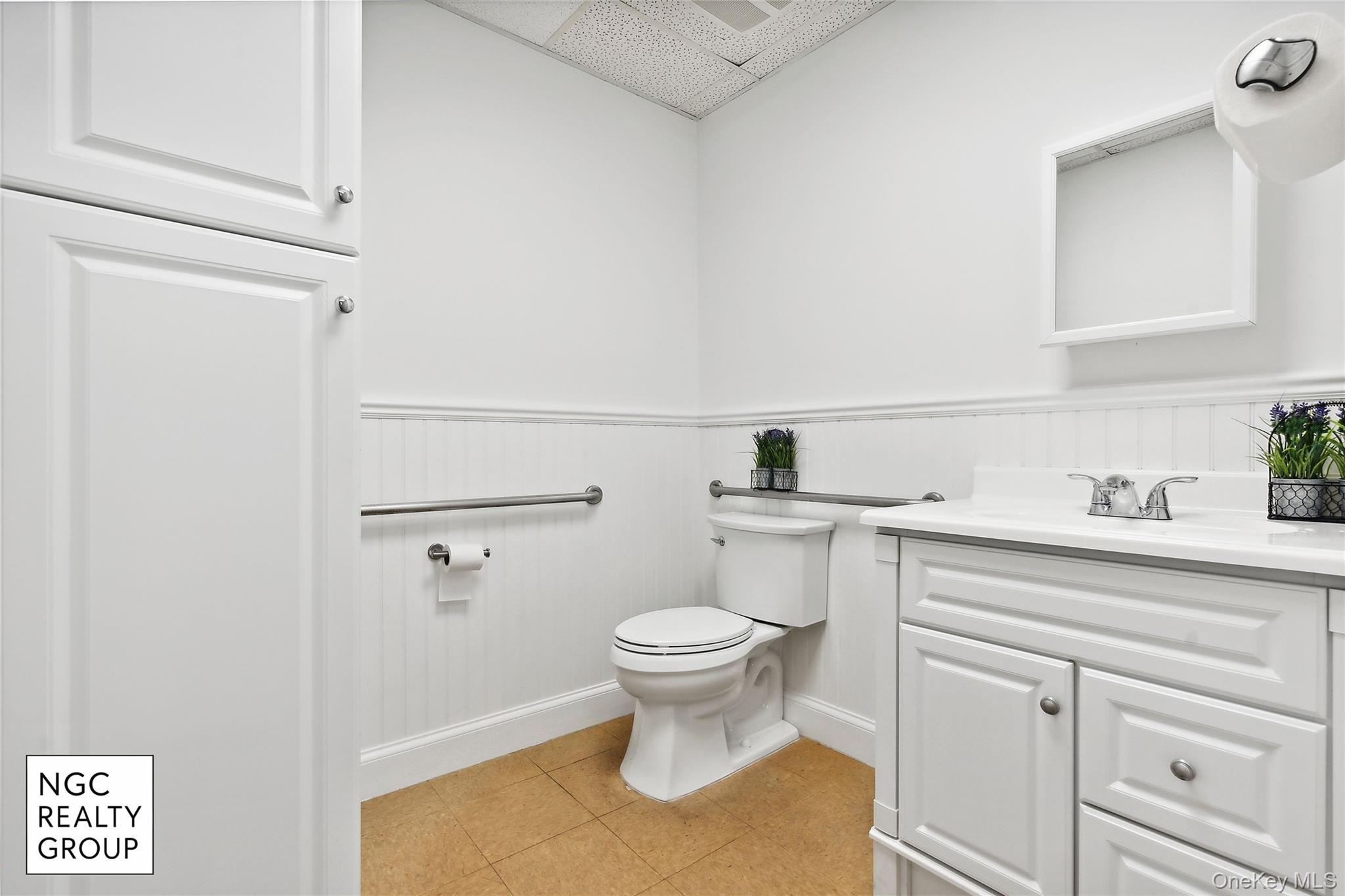 180 Old Country Road, Riverhead, NY 11901