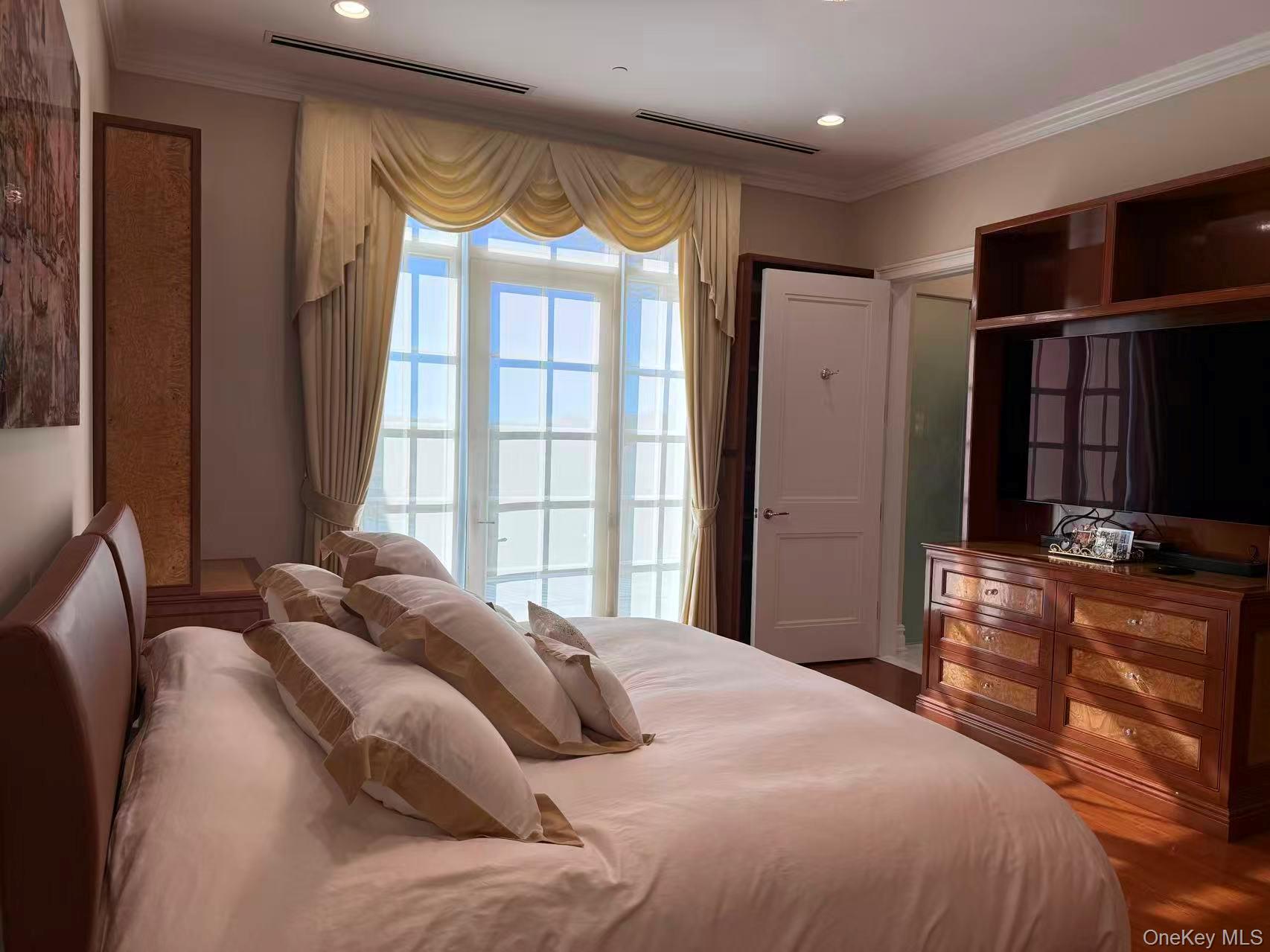 6000 Royal Court # 6303, North Hills, NY 11040