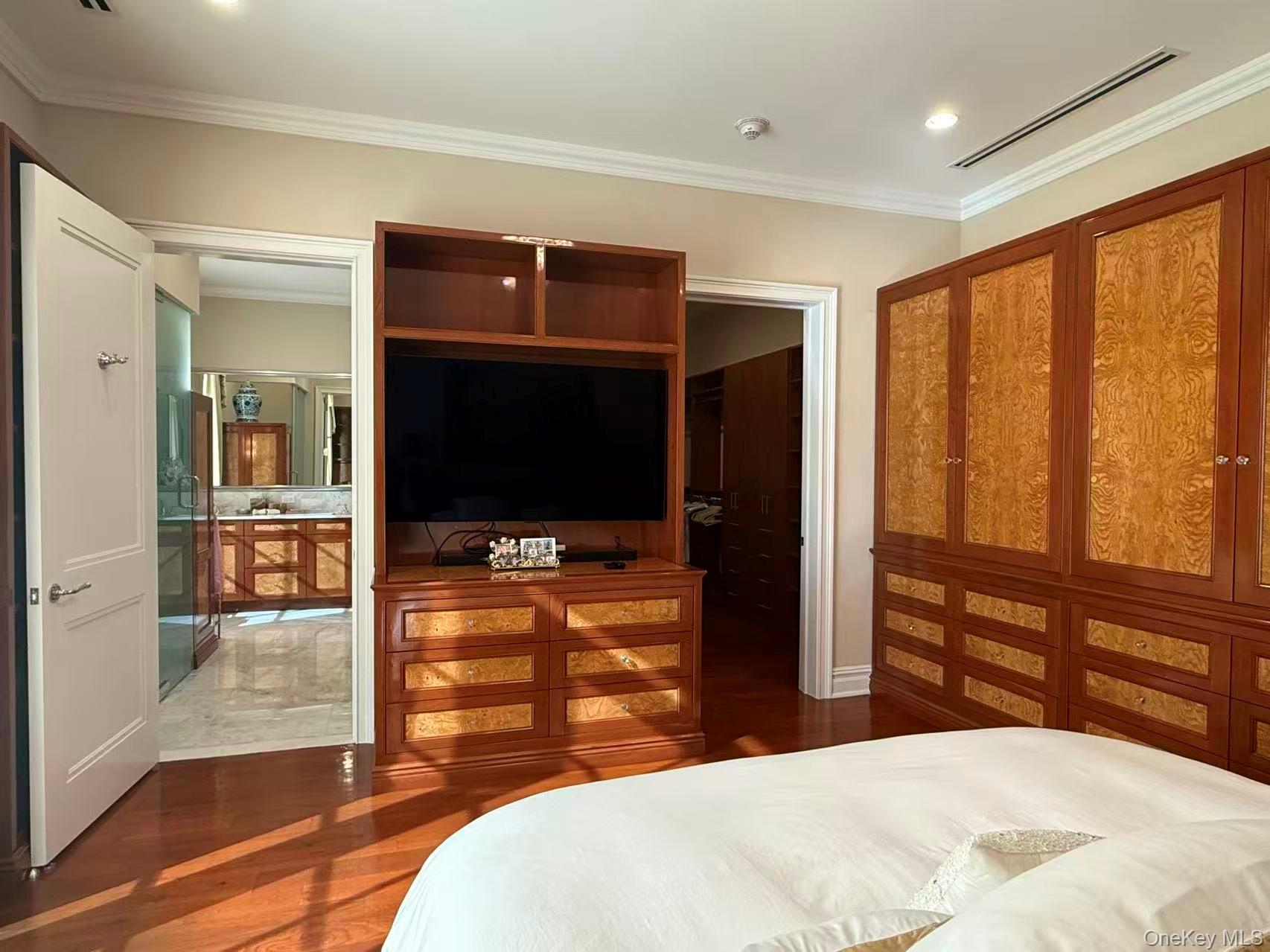 6000 Royal Court # 6303, North Hills, NY 11040